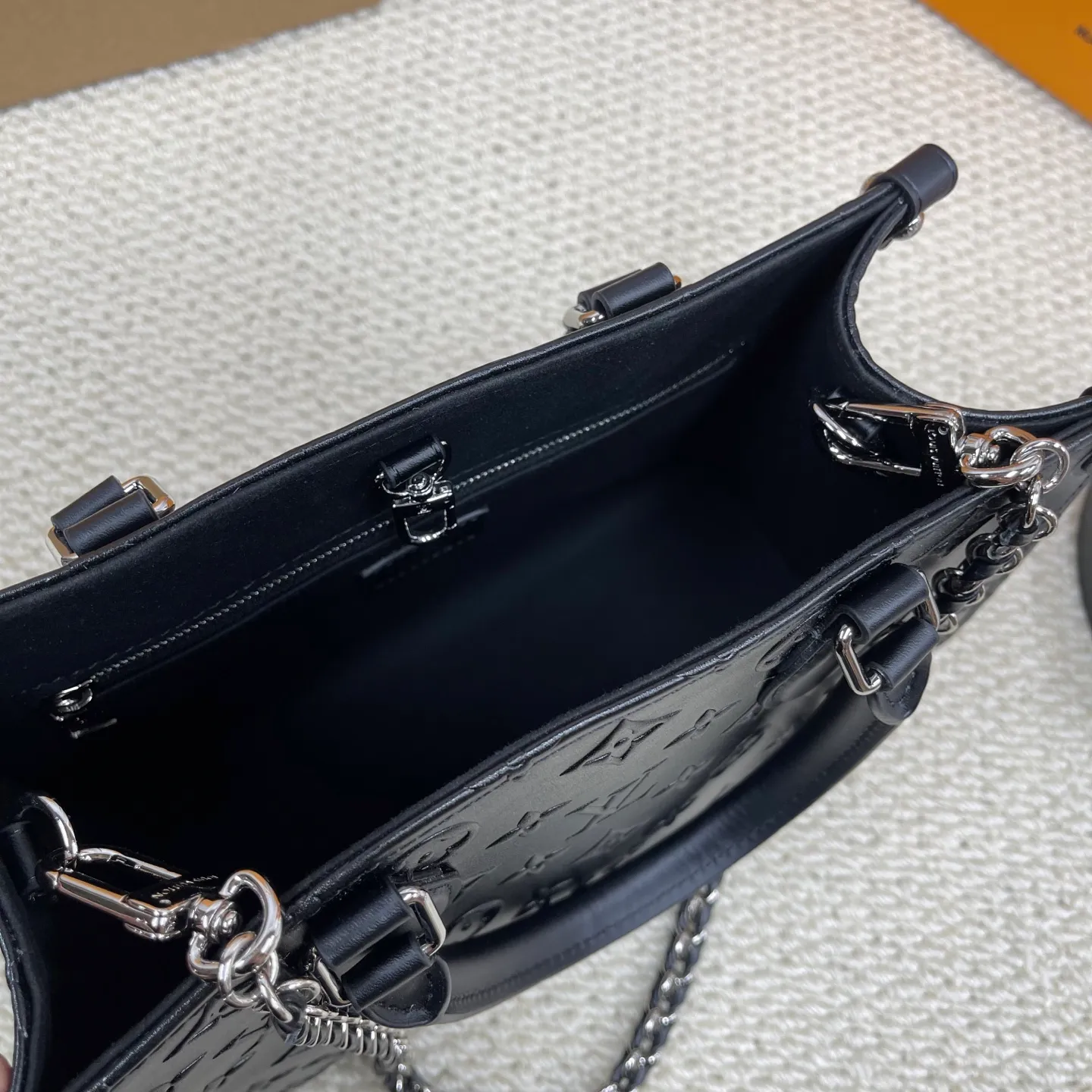 [Upgraded version] P540🐶New catwalk model for cabinets🐶Upgraded version. High quality. Comes with complete packaging [ONTHEGO small handbag] Model m14576 Black (embossed pattern) This OnTheGo small handbag comes from the Monogram Bold series and highlights the 2025 spring and summer show with its neat configuration. The Monogram embossed leather bag features dazzling metal hardware and a detachable braided chain. It has ample space to accommodate daily essentials, making it a perfect choice for urban commuting and weekend outings. Dimensions: 19 x 11.5 x 25 cm.