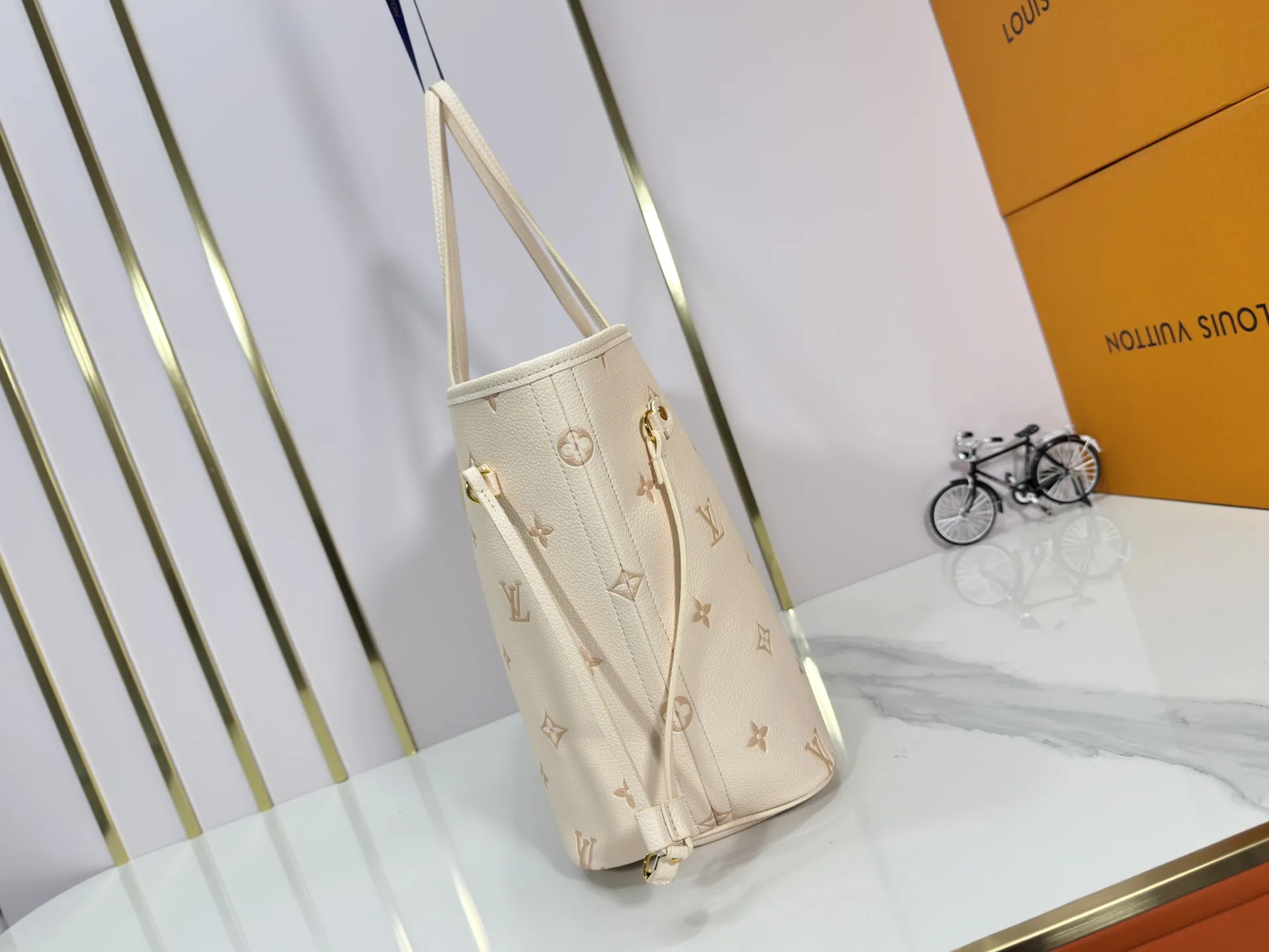 P260 M14285 M40865 M40995 Upgraded Original This version of the Neverfull MM handbag showcases House's signature leather and updated tonal silhouette, making it both practical and sophisticated. Nicely sized, it comes with a contrasting removable textile bag and gold-tone hardware gives it a sophisticated finish. Size 32-29-17