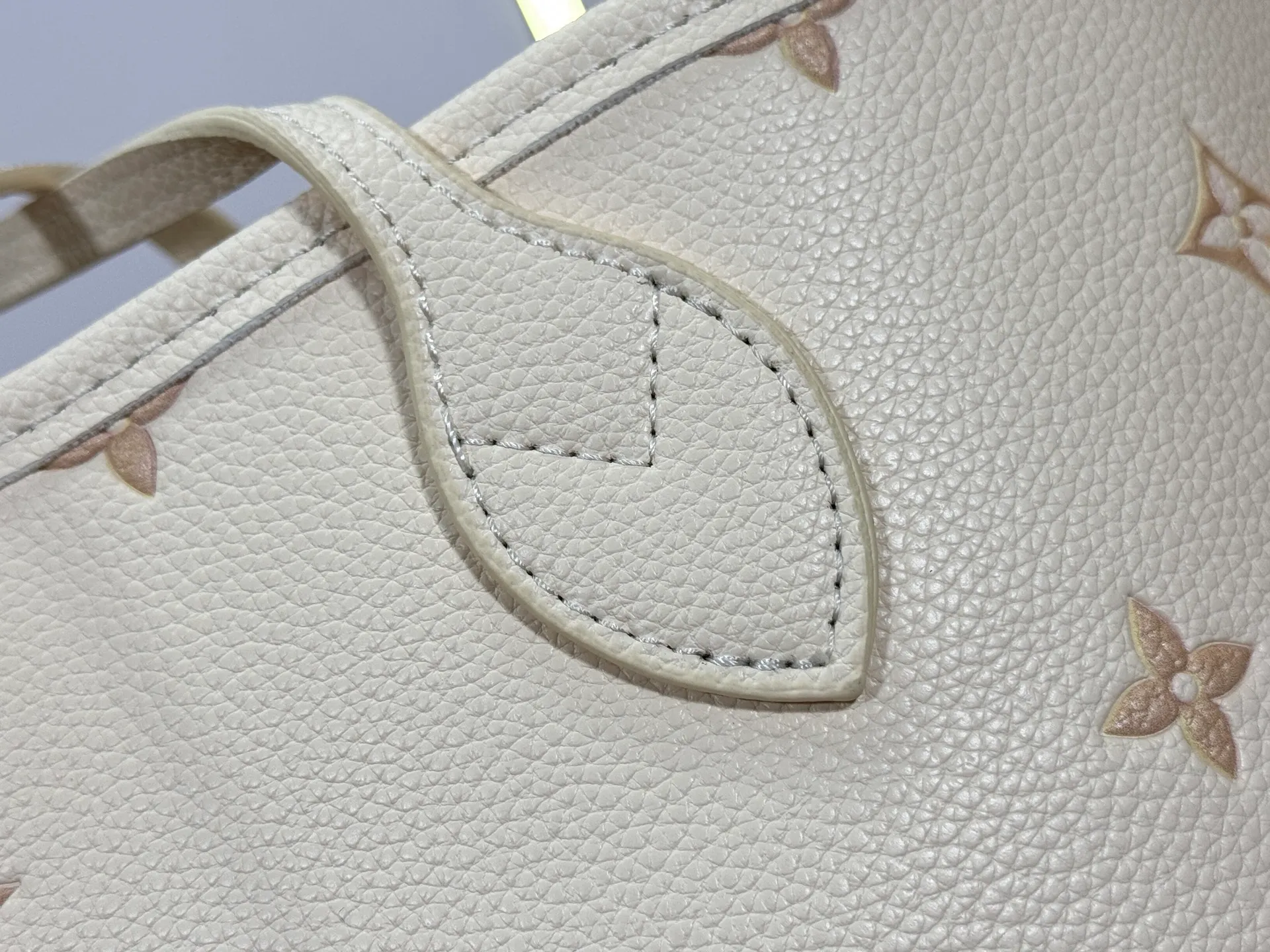 P260 M14285 M40865 M40995 Upgraded Original This version of the Neverfull MM handbag showcases House's signature leather and updated tonal silhouette, making it both practical and sophisticated. Nicely sized, it comes with a contrasting removable textile bag and gold-tone hardware gives it a sophisticated finish. Size 32-29-17