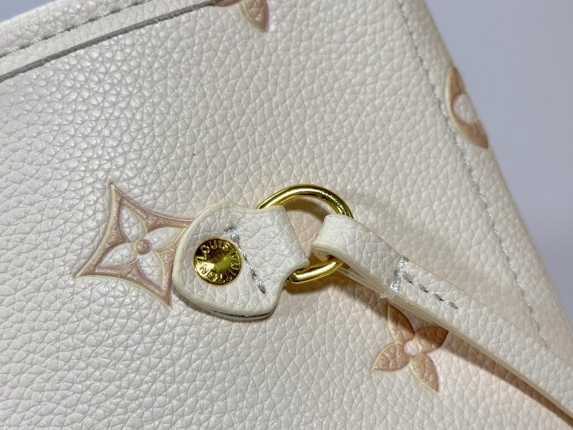 P260 M14285 M40865 M40995 Upgraded Original This version of the Neverfull MM handbag showcases House's signature leather and updated tonal silhouette, making it both practical and sophisticated. Nicely sized, it comes with a contrasting removable textile bag and gold-tone hardware gives it a sophisticated finish. Size 32-29-17