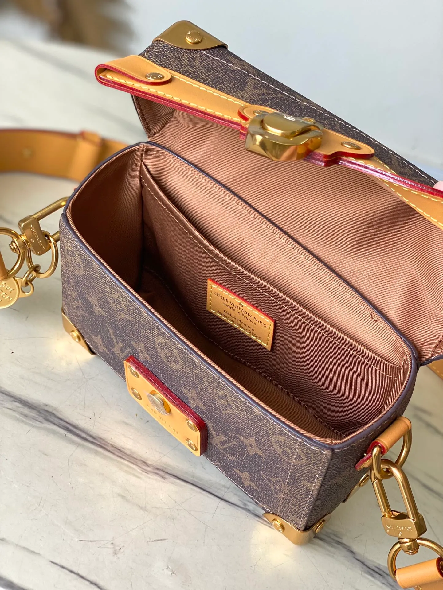 💰1240 (steel hardware) top original order M11535 This Soul Trunk handbag is made of Monogram Dust canvas, with the aged texture of leather and metal parts set against the faded Monogram flowers and LV logo. Reinforced corners, fine stitching, leather details and Tumbler locks continue Pharrel Williams' signature elements of the Soul Trunk series. Dimensions: 19 × 15 × 7 cm