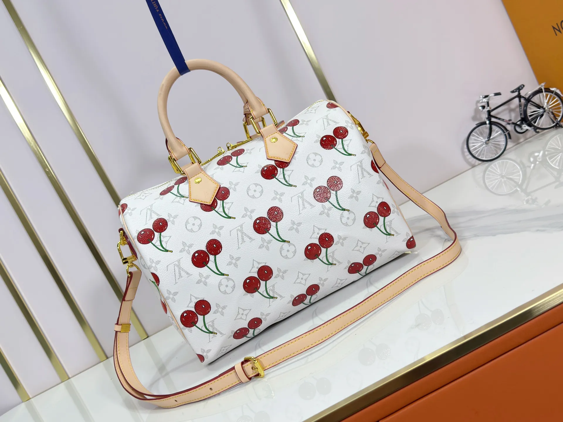P300 M14328 Upgraded original version This Speedy Soft 30 handbag Murakami series Monogram Dune element pays tribute to the design of Gaston Louis Vuitton collection series. The long handle makes it easy to carry on the shoulder, making it a great travel companion. 30.0 x 21.0 x 17.0 cm (L x H x W) • Coated canvas • Cow leather trim • Metal hardware • Double zipper closure • Internal zippered pocket • Key holder • Patch name tag • Airplane style decoration • Holds 9" tablet, 6.7" smart phone, Ziy long wallet, keys, tissues, and sun • Shoulder strap: removable, non-adjustable • Strap half length: 24.0 cm • Handle: Double handle