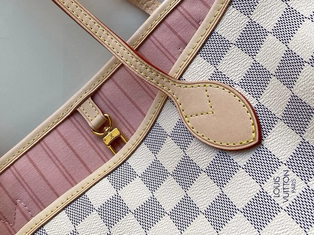 💰800 (large steel nails) top original N41604 NEVERFULL large handbag The legendary Neverfull handbag: always able to meet your various needs for handbags. It has a large capacity but is not bulky. It is stiff and soft to the touch, making it suitable for home and travel. Tighten the side ties and it instantly transforms into a stylish urban handbag. Loosen the straps and it transforms into a chic and practical handbag. The slender leather handle can be carried over the shoulder or between the arms. The model shown here is made of Damier Azur canvas.  39 cm