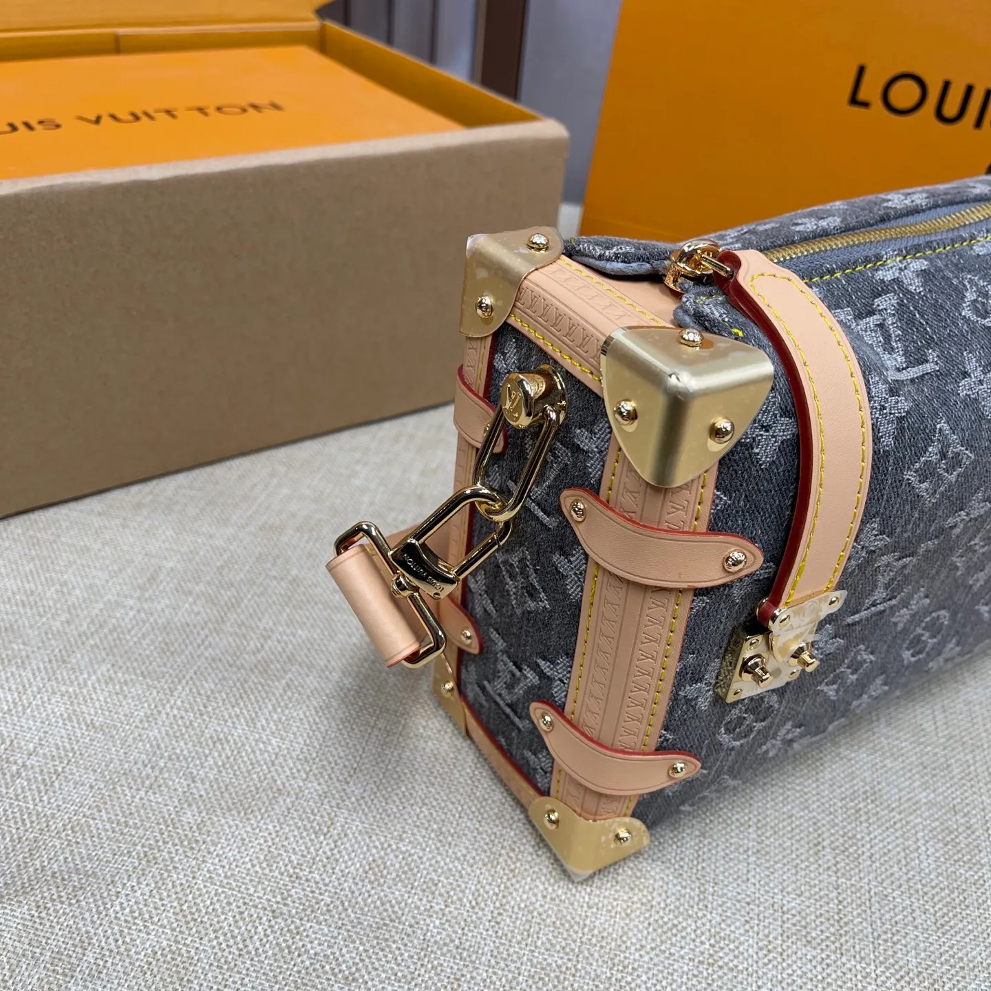 [Upgraded version] P580💰Upgraded version ·High quality·With complete packaging 🎁Model M13285🔆Lv Wangzhao’s new bag trunk Gu Ailing’s catwalk denim small soft box s is finally here!!!n Super western style upupup Search🔍Lv soft box (box) size 23*16