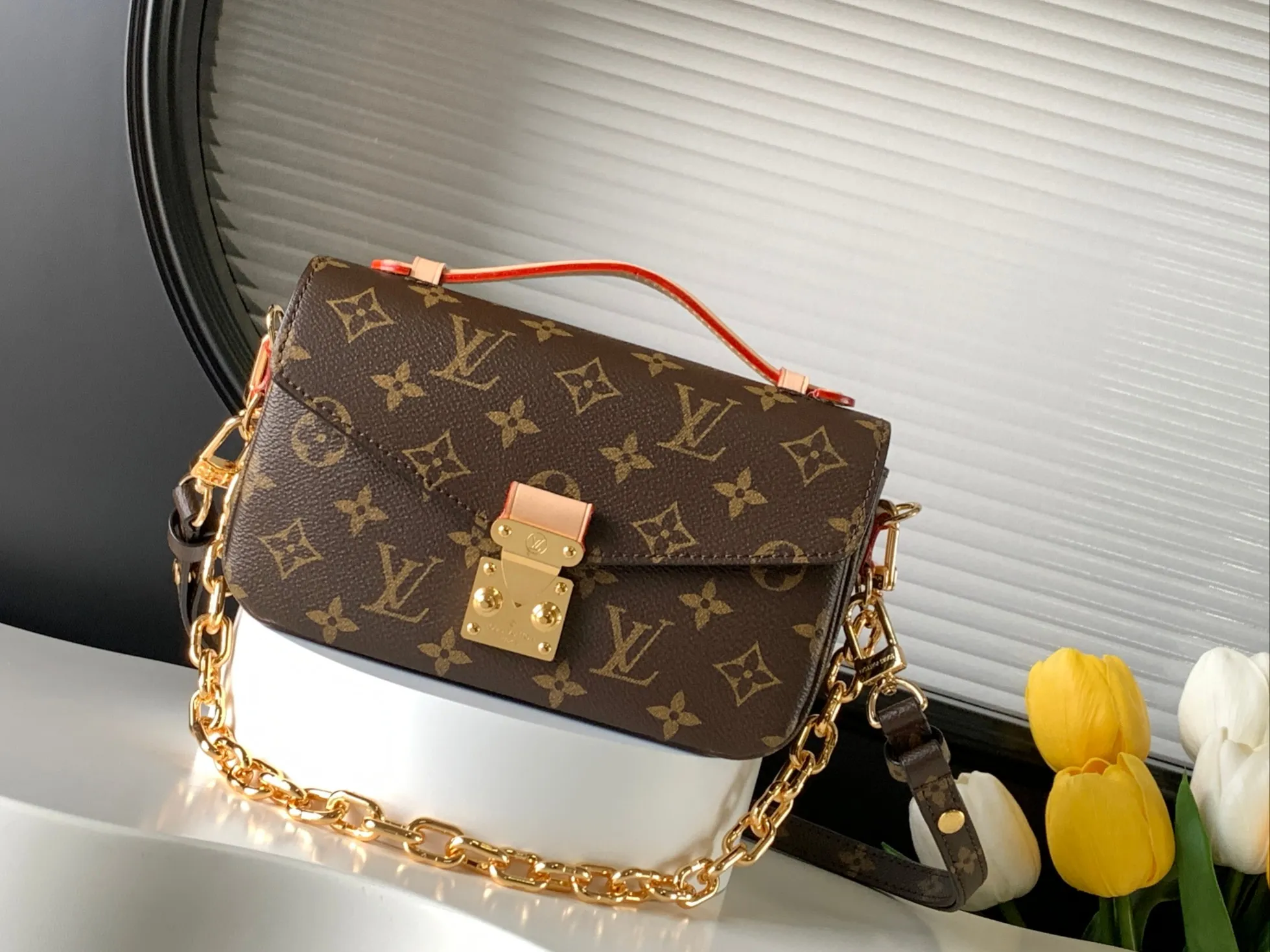 P720 transcoding chip, top original order M46279, presbyopic LV messenger bag in small size East West Métis handbag adopts a fashionable shoulder bag shape, full of trend. The compact bag is made from the brand's Monogram canvas, equipped with a chic S-lock closure and stylish top handles, and has a shiny polished surface. Versatile and spacious. The removable long shoulder strap makes it easy to carry on the shoulder or cross-body. It is a good companion for daily travel. Size 21.5x6x13.5cm