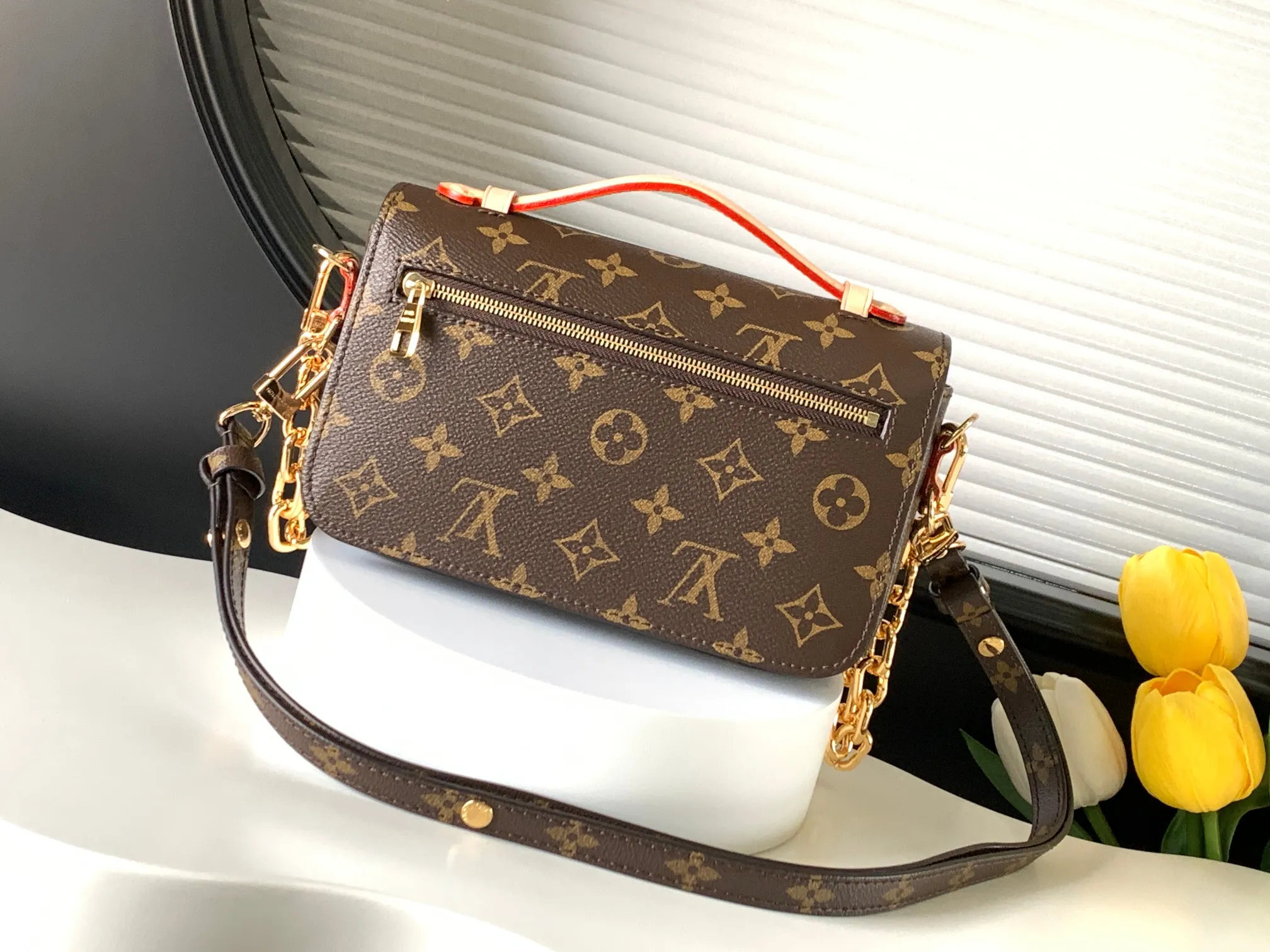 P720 transcoding chip, top original order M46279, presbyopic LV messenger bag in small size East West Métis handbag adopts a fashionable shoulder bag shape, full of trend. The compact bag is made from the brand's Monogram canvas, equipped with a chic S-lock closure and stylish top handles, and has a shiny polished surface. Versatile and spacious. The removable long shoulder strap makes it easy to carry on the shoulder or cross-body. It is a good companion for daily travel. Size 21.5x6x13.5cm