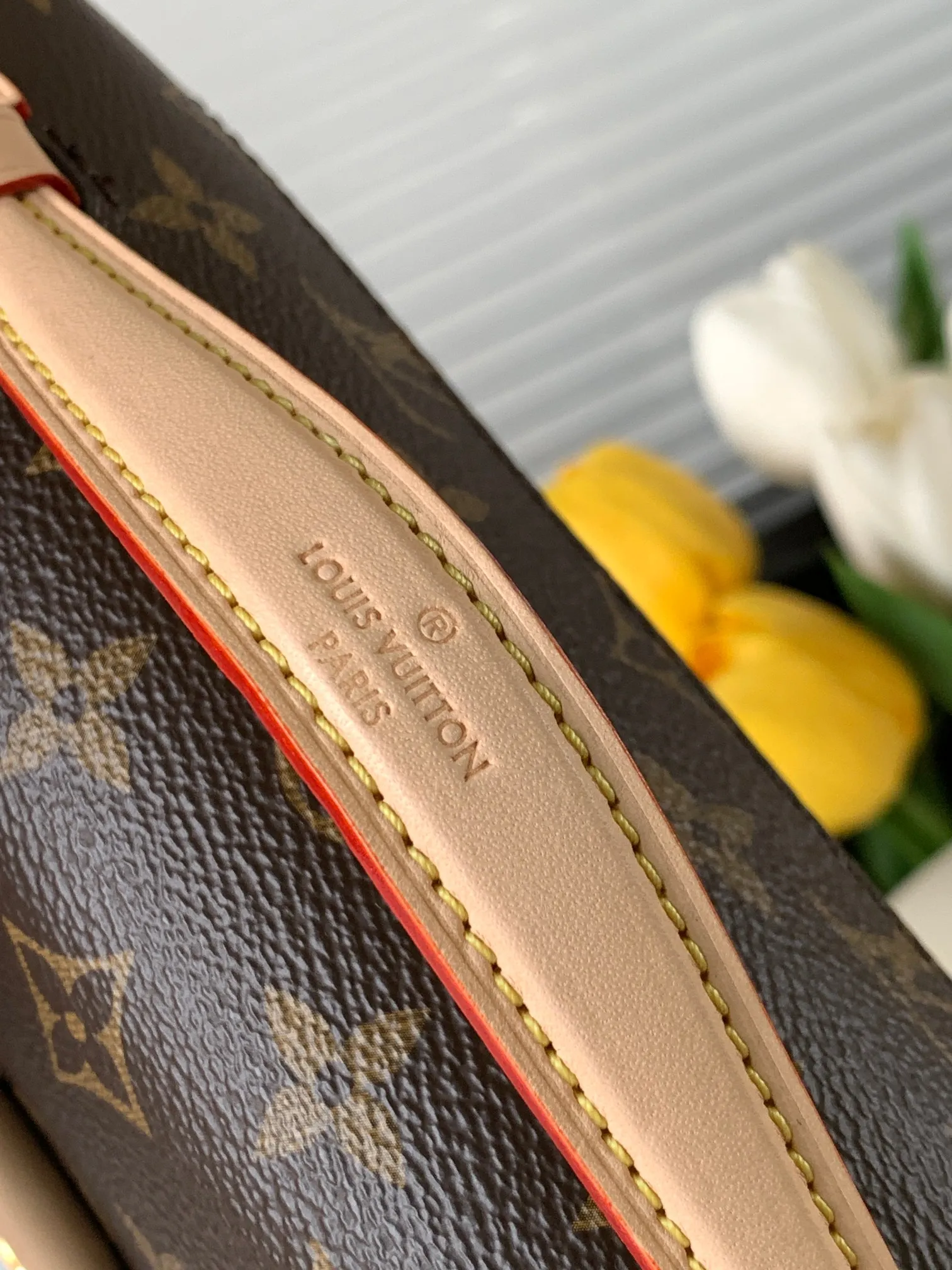 P720 transcoding chip, top original order M46279, presbyopic LV messenger bag in small size East West Métis handbag adopts a fashionable shoulder bag shape, full of trend. The compact bag is made from the brand's Monogram canvas, equipped with a chic S-lock closure and stylish top handles, and has a shiny polished surface. Versatile and spacious. The removable long shoulder strap makes it easy to carry on the shoulder or cross-body. It is a good companion for daily travel. Size 21.5x6x13.5cm