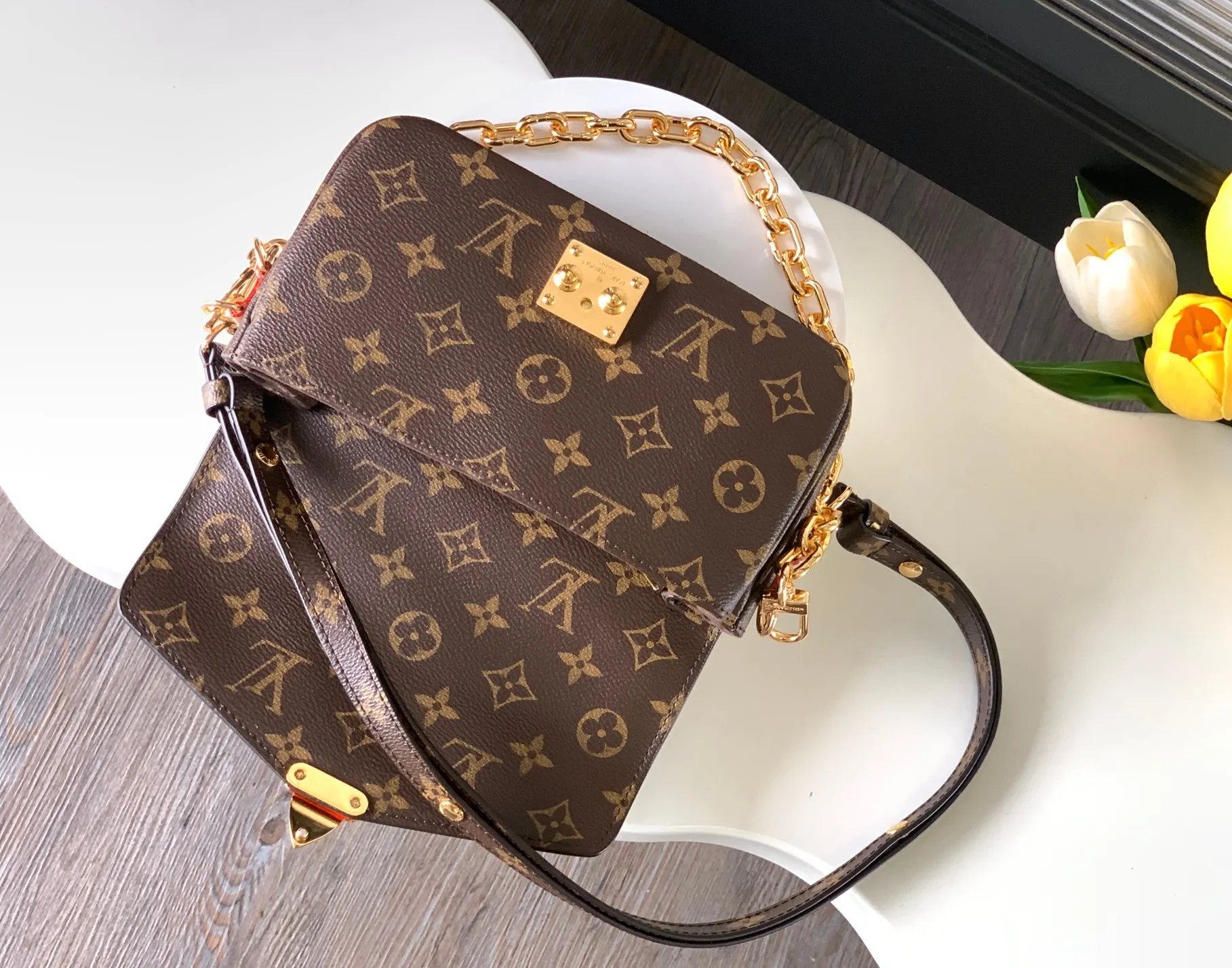 P720 transcoding chip, top original order M46279, presbyopic LV messenger bag in small size East West Métis handbag adopts a fashionable shoulder bag shape, full of trend. The compact bag is made from the brand's Monogram canvas, equipped with a chic S-lock closure and stylish top handles, and has a shiny polished surface. Versatile and spacious. The removable long shoulder strap makes it easy to carry on the shoulder or cross-body. It is a good companion for daily travel. Size 21.5x6x13.5cm