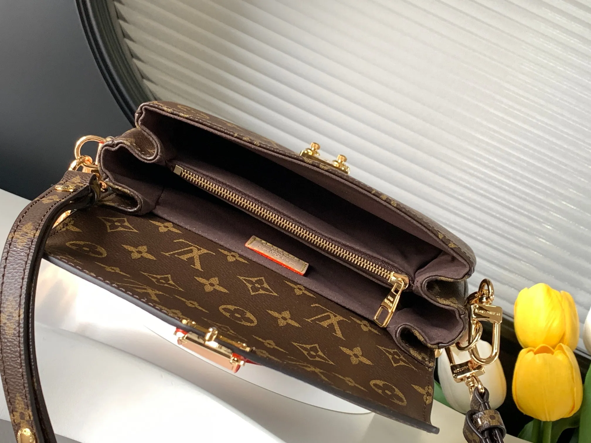 P720 transcoding chip, top original order M46279, presbyopic LV messenger bag in small size East West Métis handbag adopts a fashionable shoulder bag shape, full of trend. The compact bag is made from the brand's Monogram canvas, equipped with a chic S-lock closure and stylish top handles, and has a shiny polished surface. Versatile and spacious. The removable long shoulder strap makes it easy to carry on the shoulder or cross-body. It is a good companion for daily travel. Size 21.5x6x13.5cm