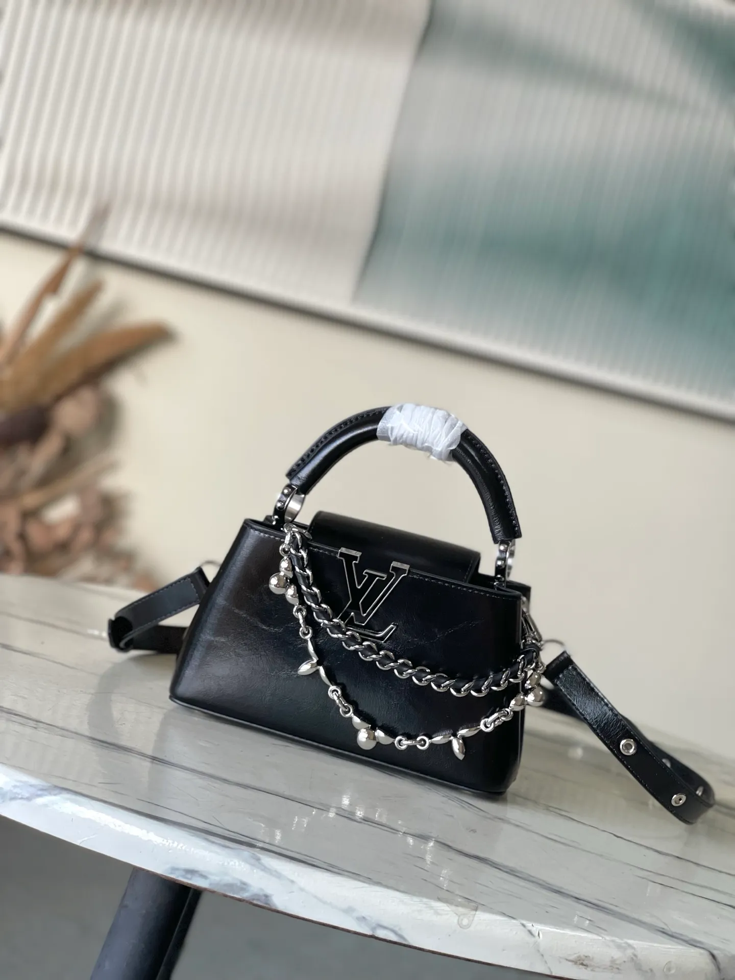 💰2160 "Special Grade Original Leather" M25492 Black Waxed Leather Mini This Capucines East-West mini handbag gives the leather a pleated texture, telling the new season trend. The cow leather trim outlines smooth lines. The LV letters and detachable chain shimmer with metallic luster. The spacious interior meets different storage needs. Various carrying methods show functional ingenuity. Size: 22*12*8CM