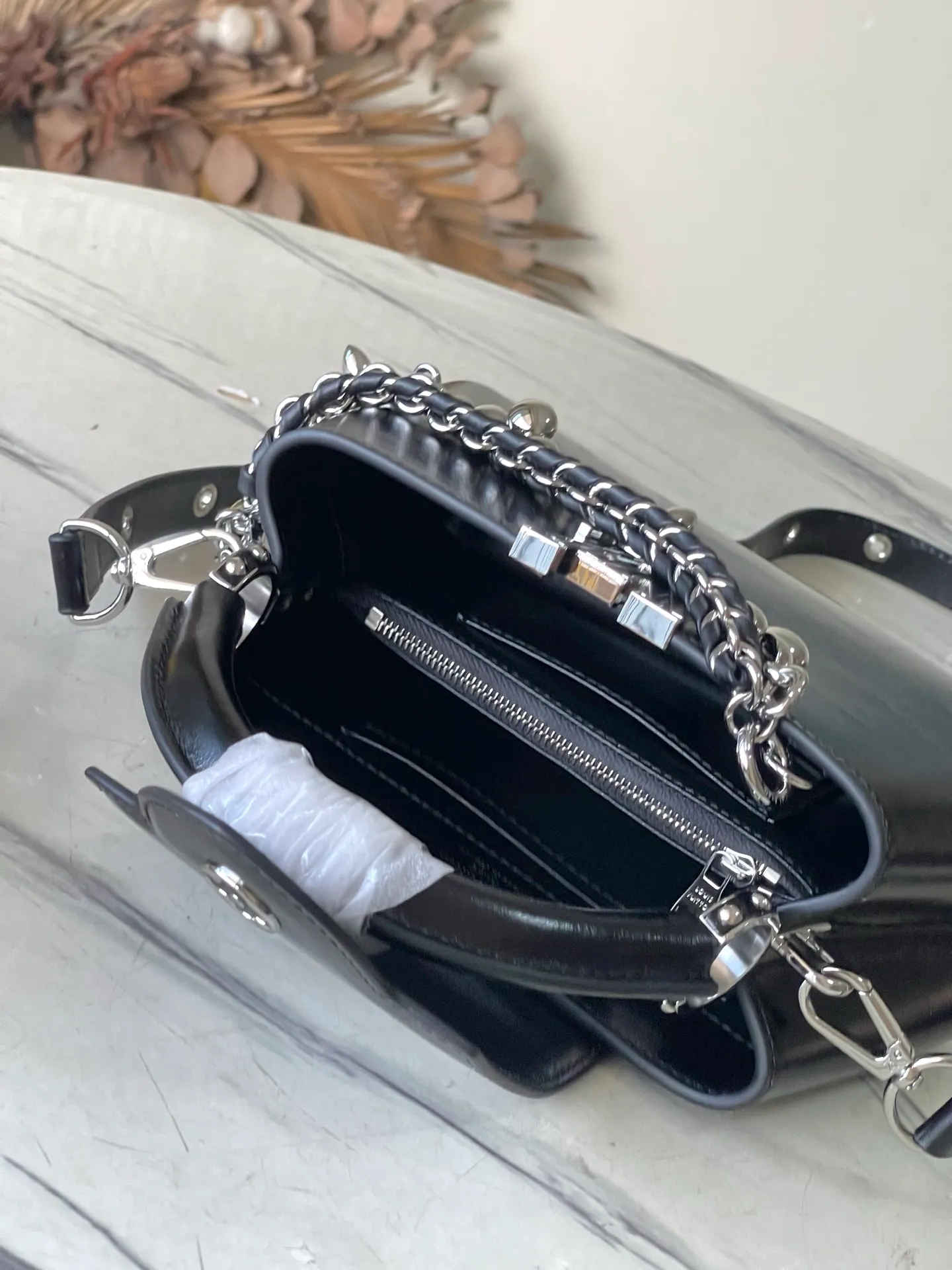 💰2160 "Special Grade Original Leather" M25492 Black Waxed Leather Mini This Capucines East-West mini handbag gives the leather a pleated texture, telling the new season trend. The cow leather trim outlines smooth lines. The LV letters and detachable chain shimmer with metallic luster. The spacious interior meets different storage needs. Various carrying methods show functional ingenuity. Size: 22*12*8CM