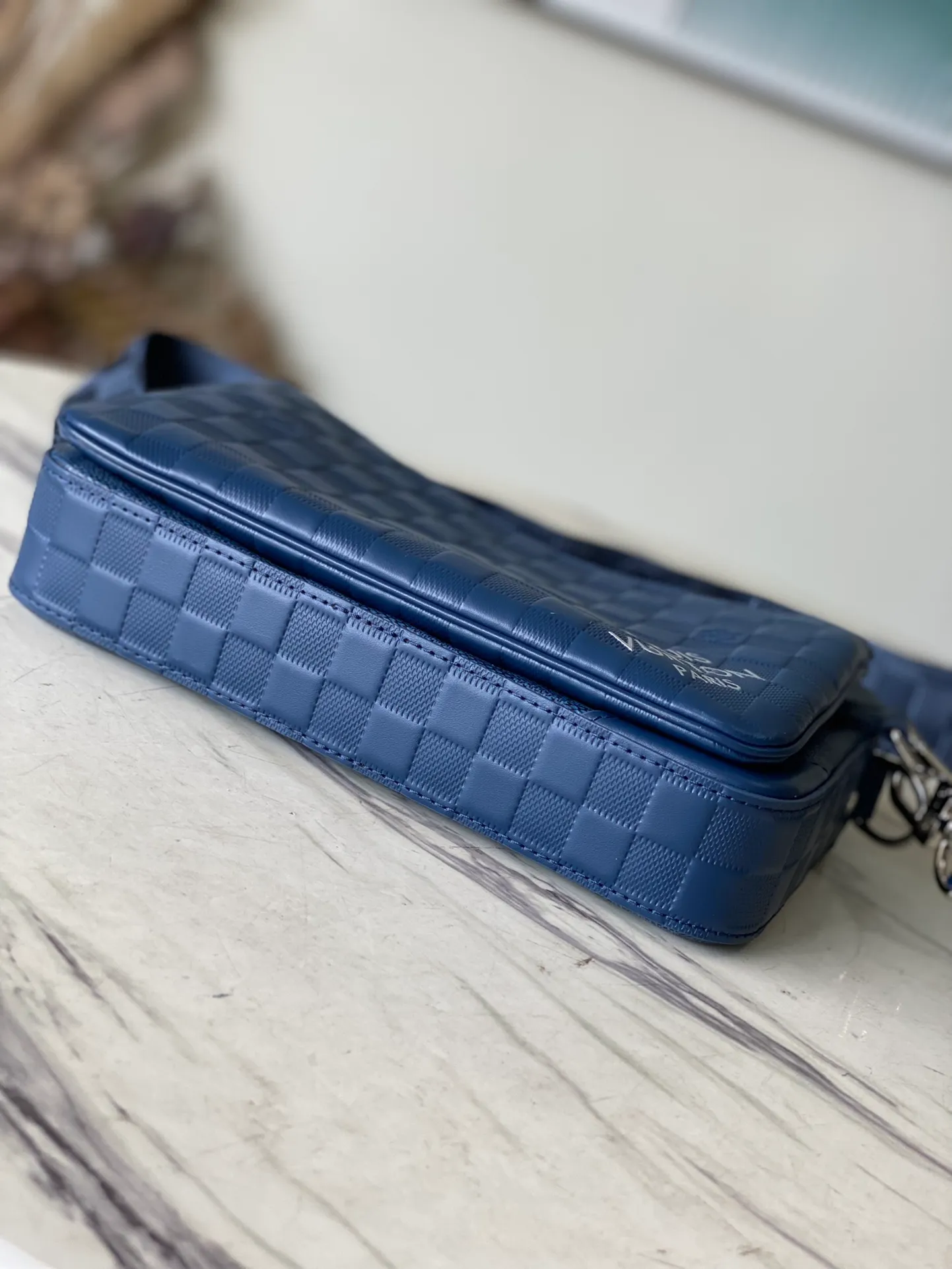 💰1060 (top-grain leather) top original N40438 blue Trio messenger bag combines classic Damier Graphite canvas with Damier Infini leather, and comes with a matching jacquard woven shoulder strap. The versatile style features a zippered front pocket and a removable coin purse that can be used alone. The accessories are embellished with the iconic Louis Vuitton logo, inspired by the iconic logo that adorns the brand's checkerboard pattern. Dimensions: 25 x 18.5 x 7 cm