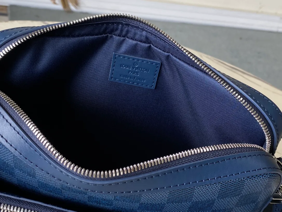 💰1060 (top-grain leather) top original N40438 blue Trio messenger bag combines classic Damier Graphite canvas with Damier Infini leather, and comes with a matching jacquard woven shoulder strap. The versatile style features a zippered front pocket and a removable coin purse that can be used alone. The accessories are embellished with the iconic Louis Vuitton logo, inspired by the iconic logo that adorns the brand's checkerboard pattern. Dimensions: 25 x 18.5 x 7 cm