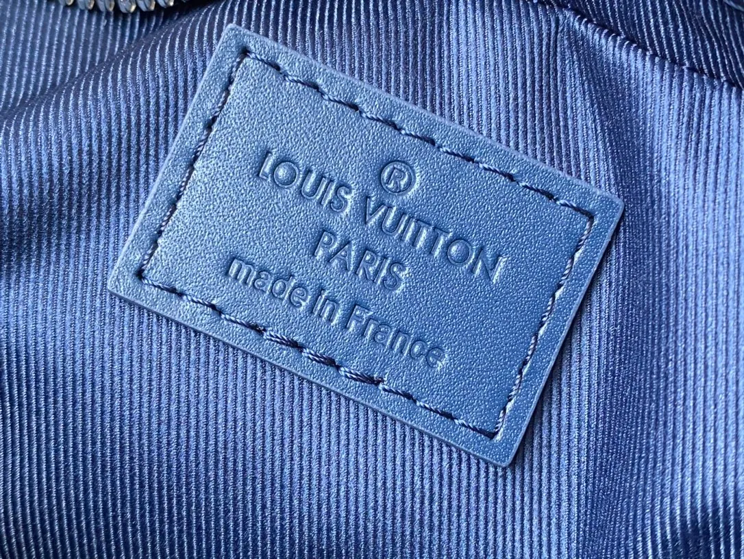 💰1060 (top-grain leather) top original N40438 blue Trio messenger bag combines classic Damier Graphite canvas with Damier Infini leather, and comes with a matching jacquard woven shoulder strap. The versatile style features a zippered front pocket and a removable coin purse that can be used alone. The accessories are embellished with the iconic Louis Vuitton logo, inspired by the iconic logo that adorns the brand's checkerboard pattern. Dimensions: 25 x 18.5 x 7 cm