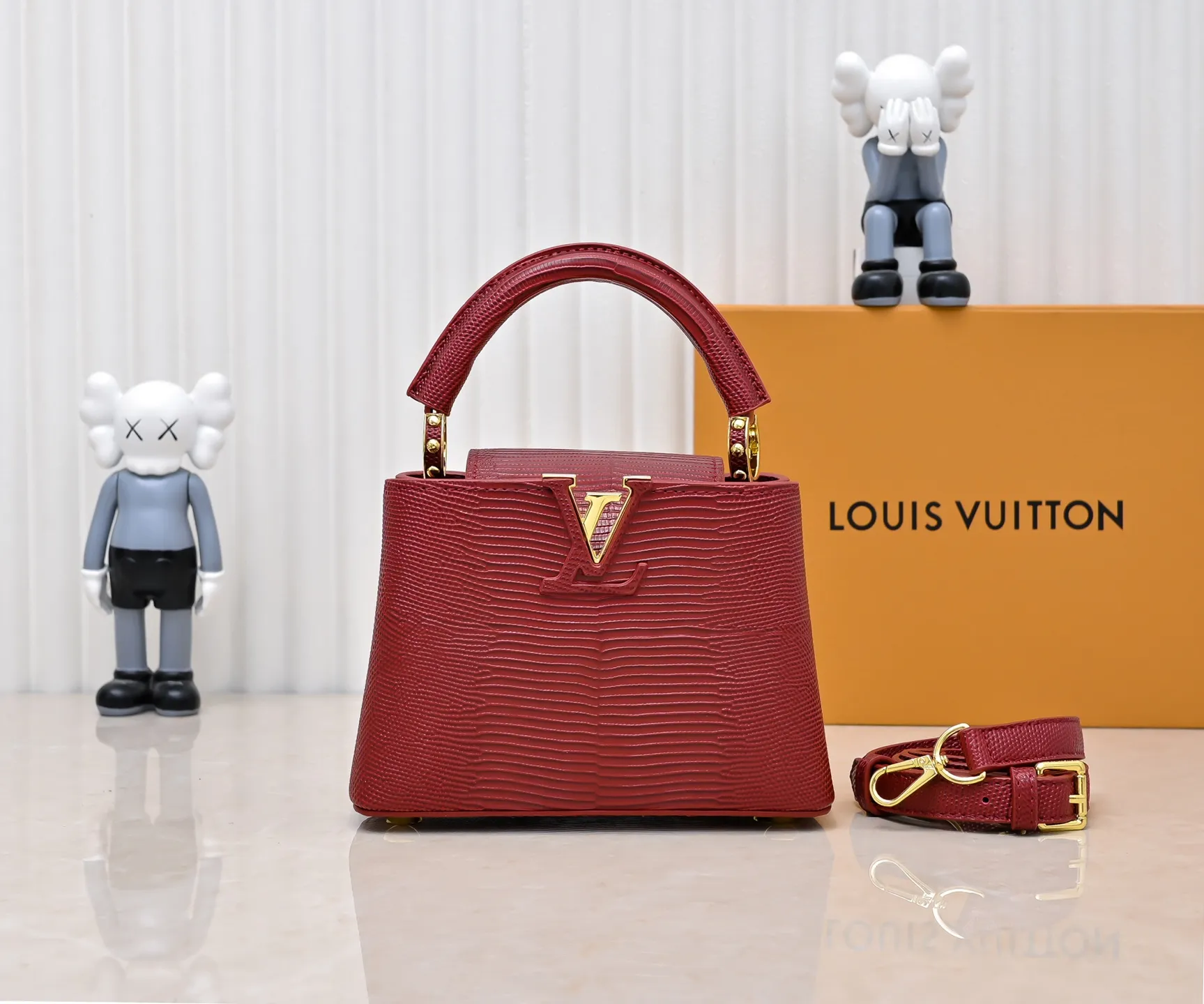 Top original P400 Guangzhou product M99527 maroon lizard gold buckle This Capucines mini handbag is wrapped in gorgeous lizard leather and lined with fine sheepskin, embellished with dazzling metal parts. The flip cover reads LV letters inside, and a Monogram flower blooms when turned out. Its compact size makes it a dazzling choice for evening occasions. Detailed features 21 x 14 x 8 cm (length x height x width)