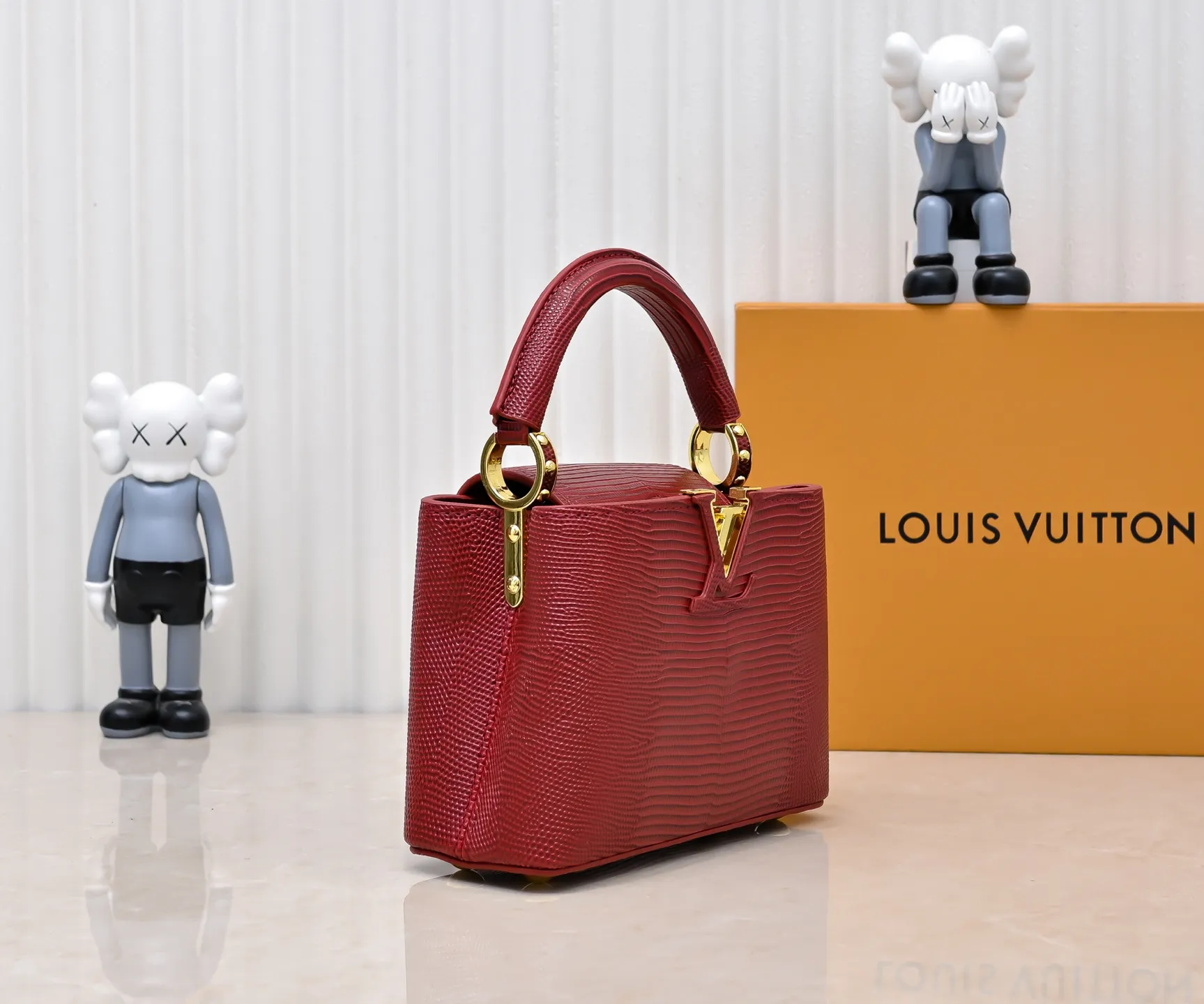 Top original P400 Guangzhou product M99527 maroon lizard gold buckle This Capucines mini handbag is wrapped in gorgeous lizard leather and lined with fine sheepskin, embellished with dazzling metal parts. The flip cover reads LV letters inside, and a Monogram flower blooms when turned out. Its compact size makes it a dazzling choice for evening occasions. Detailed features 21 x 14 x 8 cm (length x height x width)