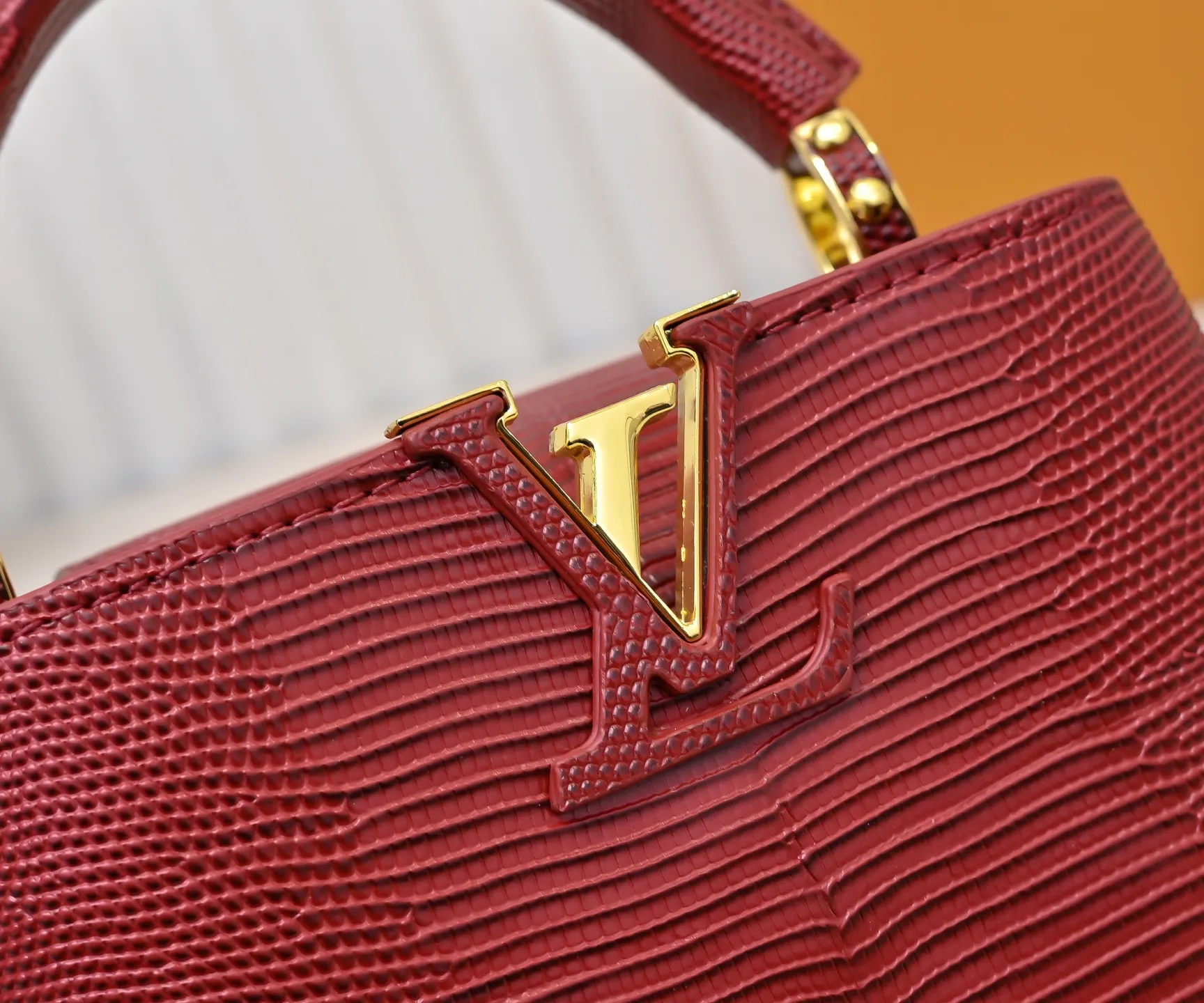 Top original P400 Guangzhou product M99527 maroon lizard gold buckle This Capucines mini handbag is wrapped in gorgeous lizard leather and lined with fine sheepskin, embellished with dazzling metal parts. The flip cover reads LV letters inside, and a Monogram flower blooms when turned out. Its compact size makes it a dazzling choice for evening occasions. Detailed features 21 x 14 x 8 cm (length x height x width)