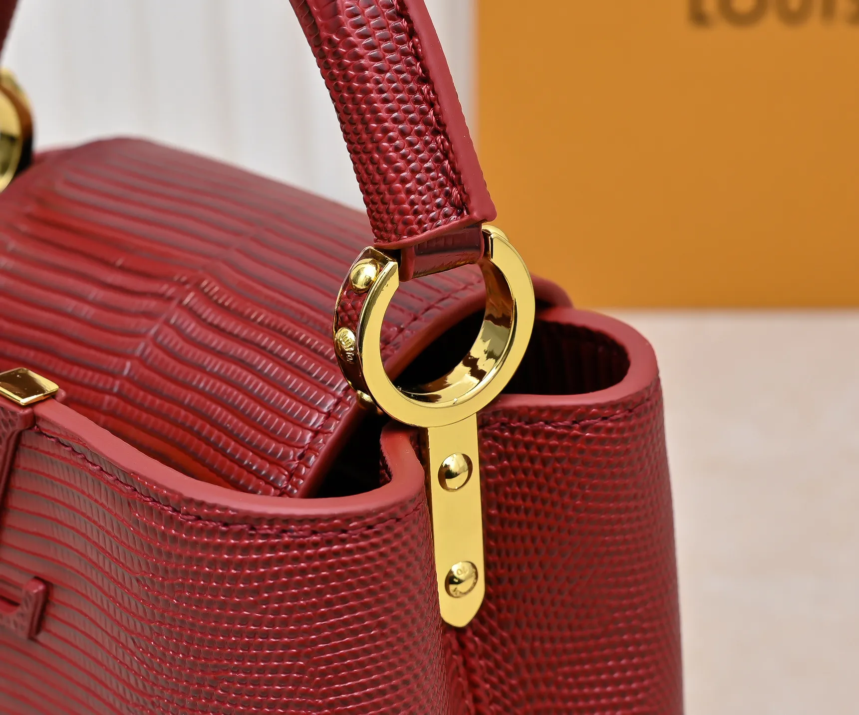 Top original P400 Guangzhou product M99527 maroon lizard gold buckle This Capucines mini handbag is wrapped in gorgeous lizard leather and lined with fine sheepskin, embellished with dazzling metal parts. The flip cover reads LV letters inside, and a Monogram flower blooms when turned out. Its compact size makes it a dazzling choice for evening occasions. Detailed features 21 x 14 x 8 cm (length x height x width)