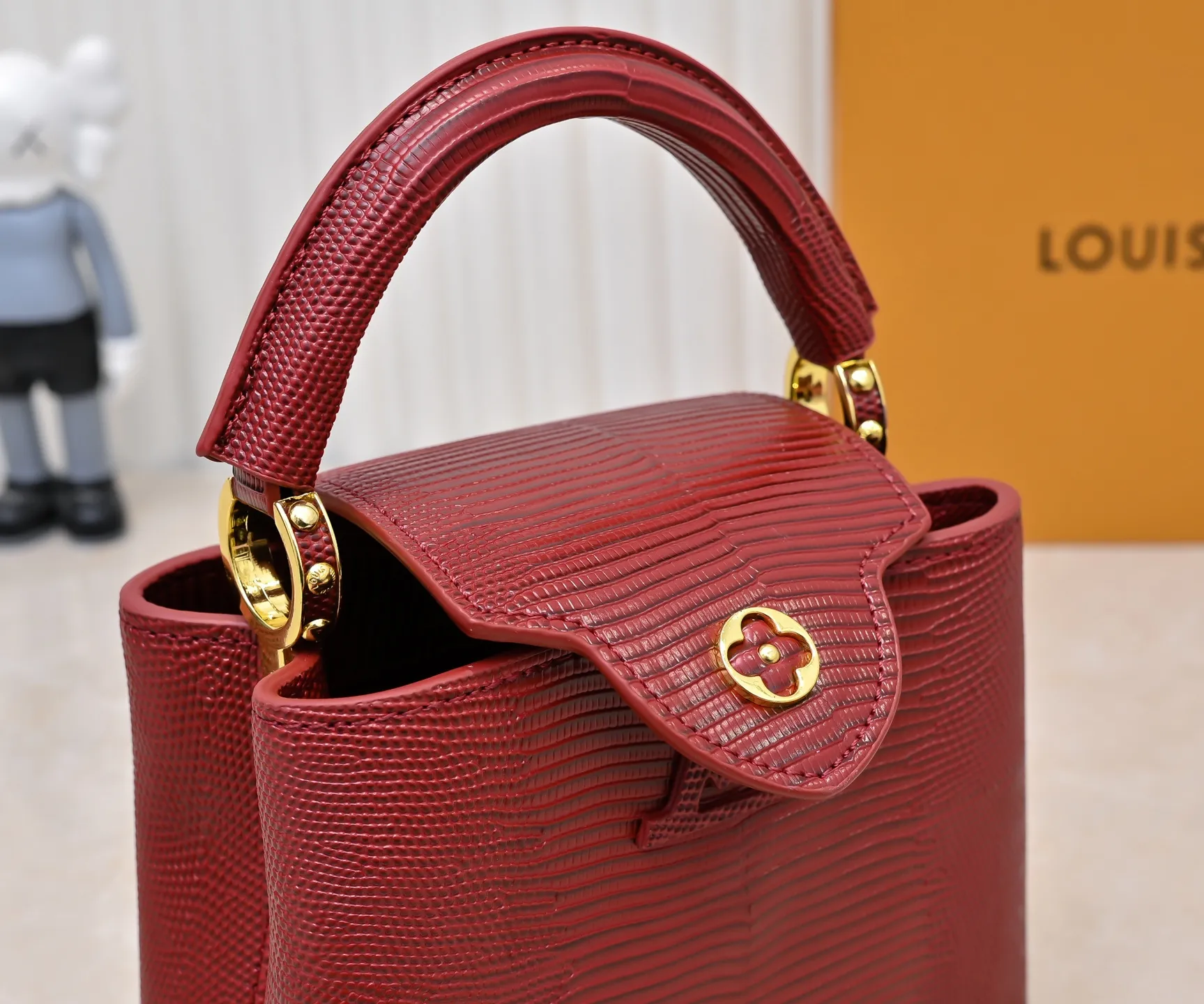 Top original P400 Guangzhou product M99527 maroon lizard gold buckle This Capucines mini handbag is wrapped in gorgeous lizard leather and lined with fine sheepskin, embellished with dazzling metal parts. The flip cover reads LV letters inside, and a Monogram flower blooms when turned out. Its compact size makes it a dazzling choice for evening occasions. Detailed features 21 x 14 x 8 cm (length x height x width)
