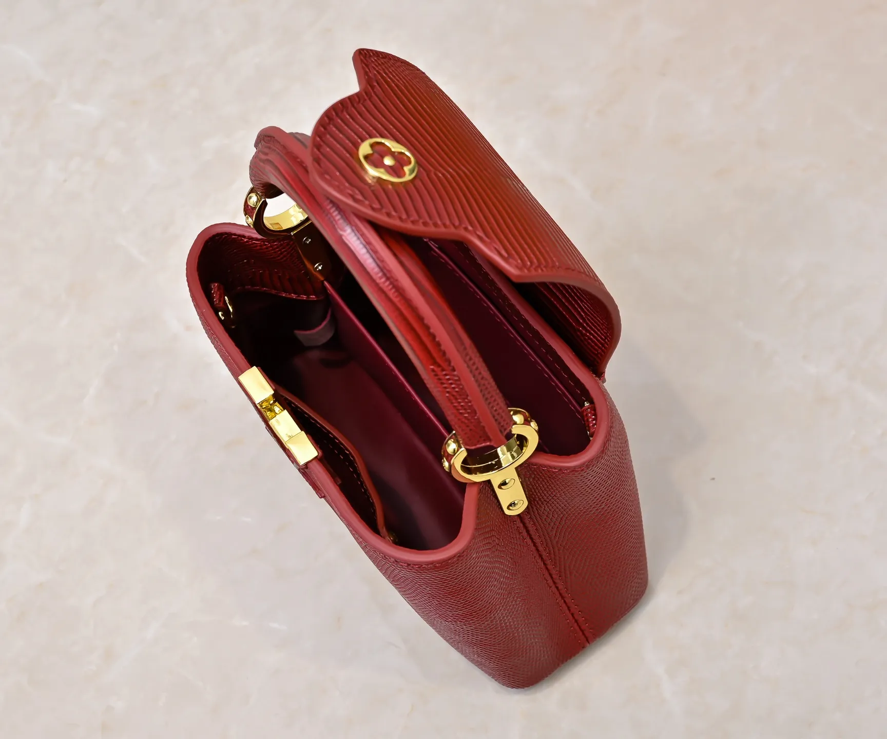 Top original P400 Guangzhou product M99527 maroon lizard gold buckle This Capucines mini handbag is wrapped in gorgeous lizard leather and lined with fine sheepskin, embellished with dazzling metal parts. The flip cover reads LV letters inside, and a Monogram flower blooms when turned out. Its compact size makes it a dazzling choice for evening occasions. Detailed features 21 x 14 x 8 cm (length x height x width)
