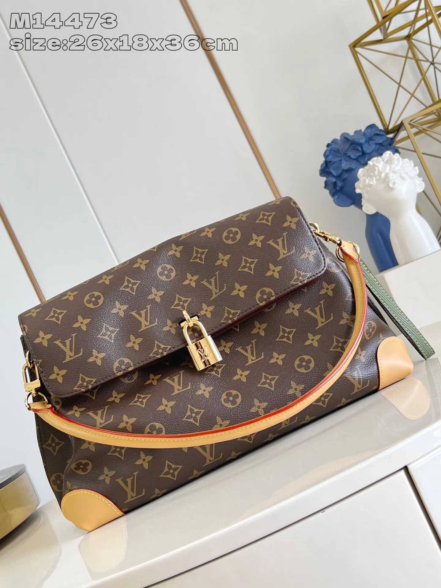 💰1140 Top-quality original individual real shot M14473】Hide Away handbag is made of Monogram coated canvas, integrating clean lines with the brand's traditional elements, creating an excellent choice for both work and leisure. The metal padlock and Toron handles harken back to 1930s archival style, and a hidden interior compartment keeps valuables safe. 26 x 18 x 36 cm (height x width x length)