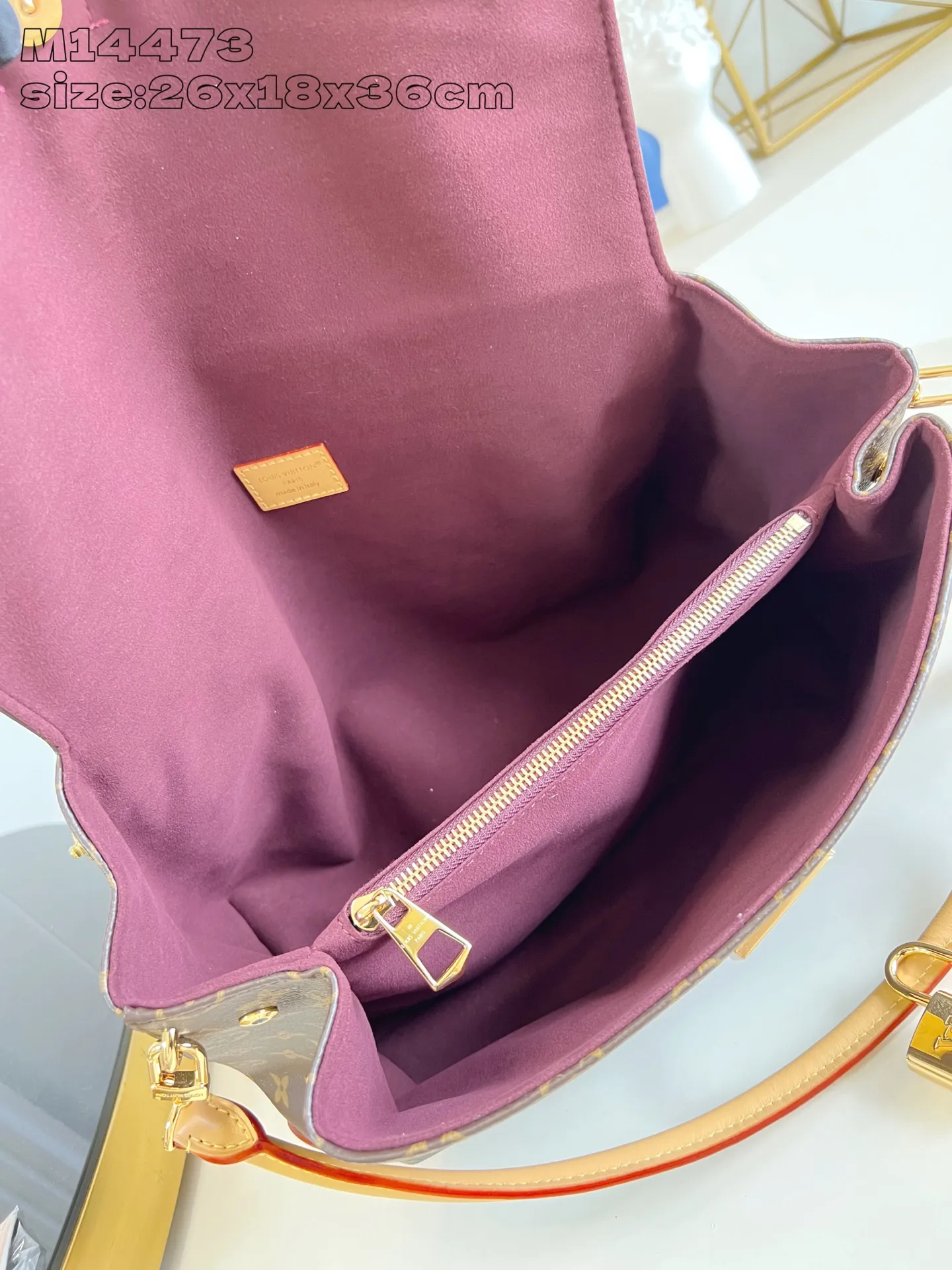 💰1140 Top-quality original individual real shot M14473】Hide Away handbag is made of Monogram coated canvas, integrating clean lines with the brand's traditional elements, creating an excellent choice for both work and leisure. The metal padlock and Toron handles harken back to 1930s archival style, and a hidden interior compartment keeps valuables safe. 26 x 18 x 36 cm (height x width x length)