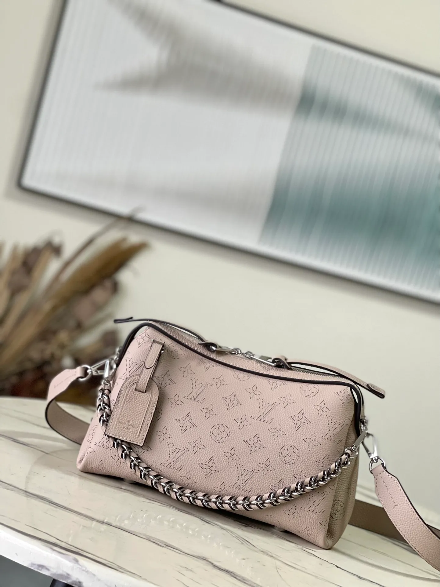 💰1080 (top layer leather) top original order M24255 gray This Mahina Hand It All small handbag is made of fine perforated cow leather, with elegant drape texture to highlight the chic body wheel fan. The leather shoulder strap and chain leather braided handle are both removable. Provide a trendy choice for daily travel. Dimensions: 29 × 18 × 13 cm