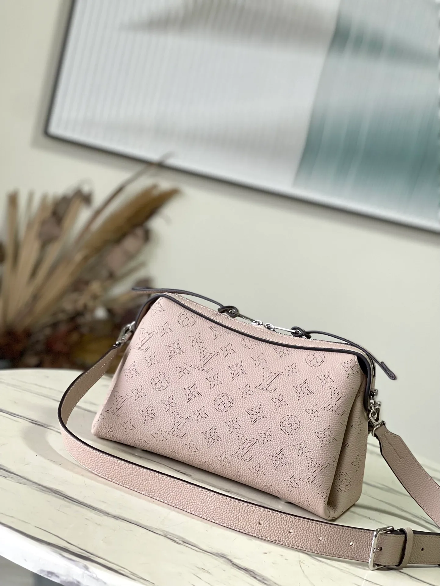💰1080 (top layer leather) top original order M24255 gray This Mahina Hand It All small handbag is made of fine perforated cow leather, with elegant drape texture to highlight the chic body wheel fan. The leather shoulder strap and chain leather braided handle are both removable. Provide a trendy choice for daily travel. Dimensions: 29 × 18 × 13 cm