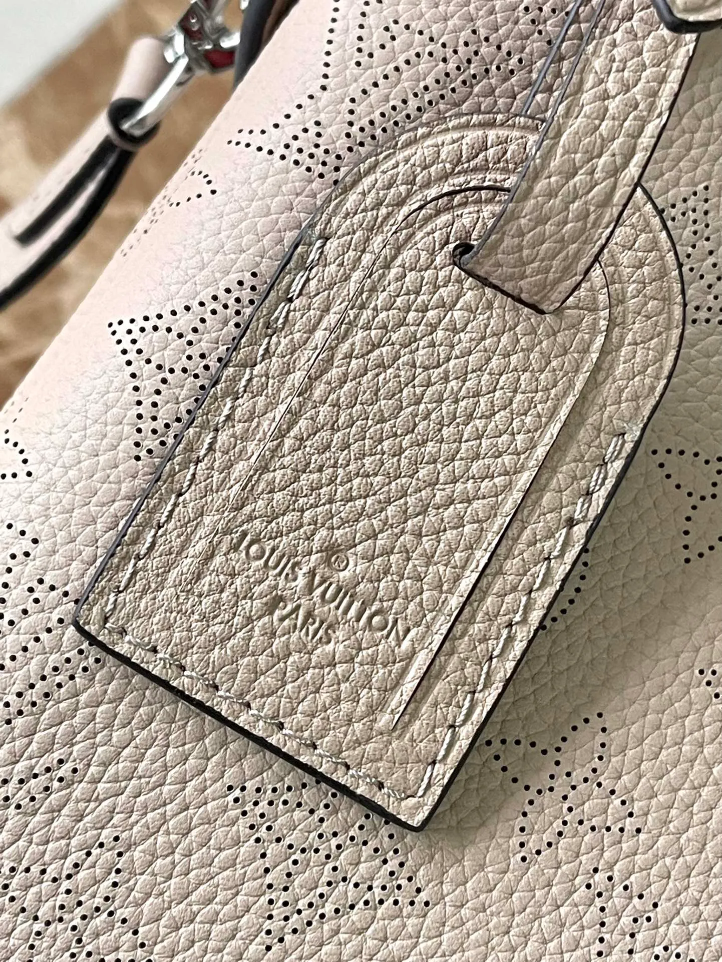 💰1080 (top layer leather) top original order M24255 gray This Mahina Hand It All small handbag is made of fine perforated cow leather, with elegant drape texture to highlight the chic body wheel fan. The leather shoulder strap and chain leather braided handle are both removable. Provide a trendy choice for daily travel. Dimensions: 29 × 18 × 13 cm