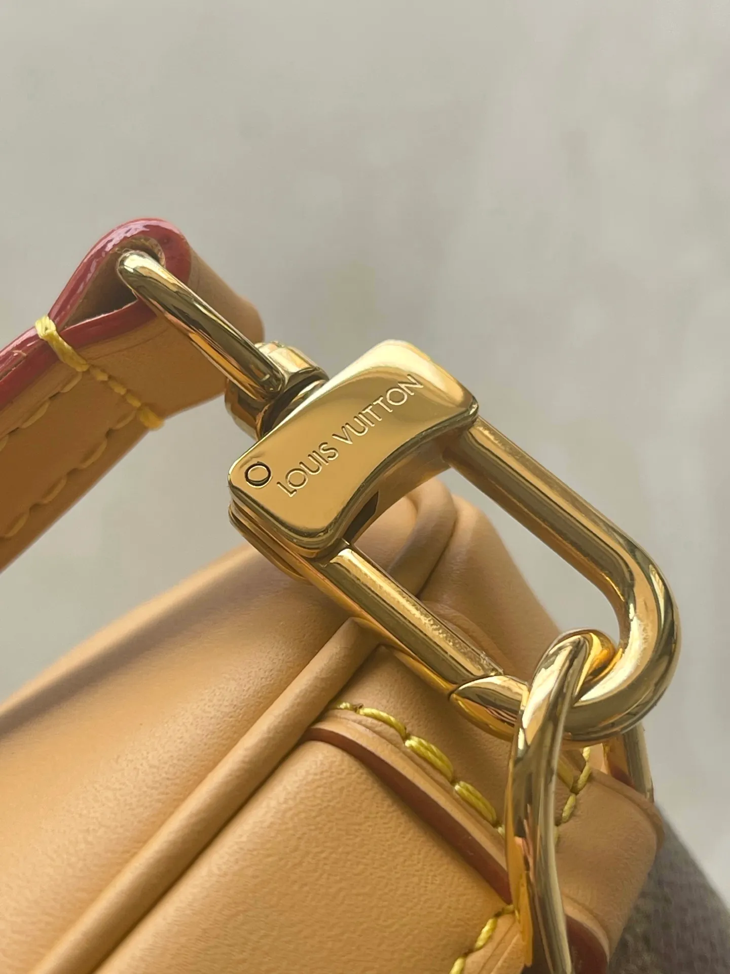 💰1160 Top original M14651 163c chip [SOHO mini backpack] Material: A-grade all-steel hardware, imported original fabric Packaging: full set of original duty-free MB packaging Size: 17*23*8CM
