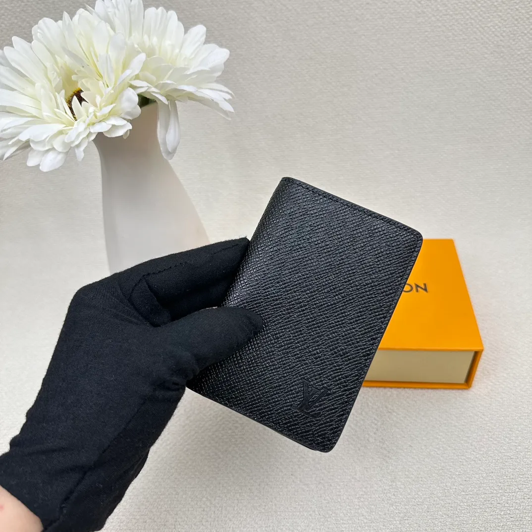 P70💰Top original version💎M63144 small card holder Louis vuitton This pocket leather wallet has seven compartments, which can hold credit cards, bus cards, business cards, and even city maps. Damier canvas, leather edge - two credit card compartments - four inner compartments - one outer compartment. Size: 7X11.