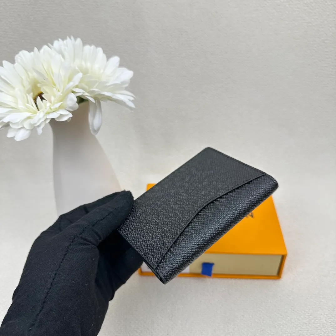 P70💰Top original version💎M63144 small card holder Louis vuitton This pocket leather wallet has seven compartments, which can hold credit cards, bus cards, business cards, and even city maps. Damier canvas, leather edge - two credit card compartments - four inner compartments - one outer compartment. Size: 7X11.