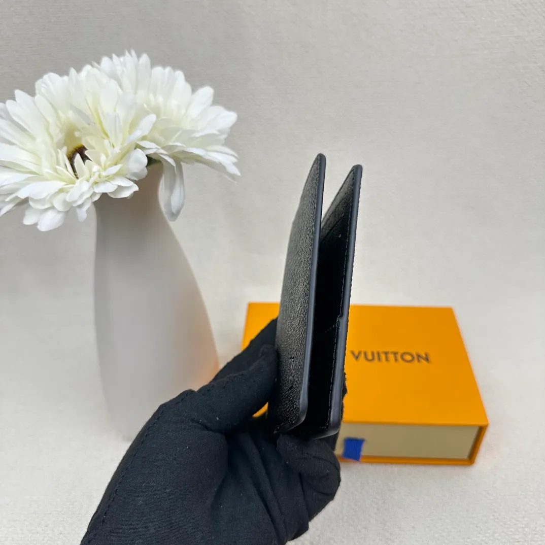 P70💰Top original version💎M63144 small card holder Louis vuitton This pocket leather wallet has seven compartments, which can hold credit cards, bus cards, business cards, and even city maps. Damier canvas, leather edge - two credit card compartments - four inner compartments - one outer compartment. Size: 7X11.