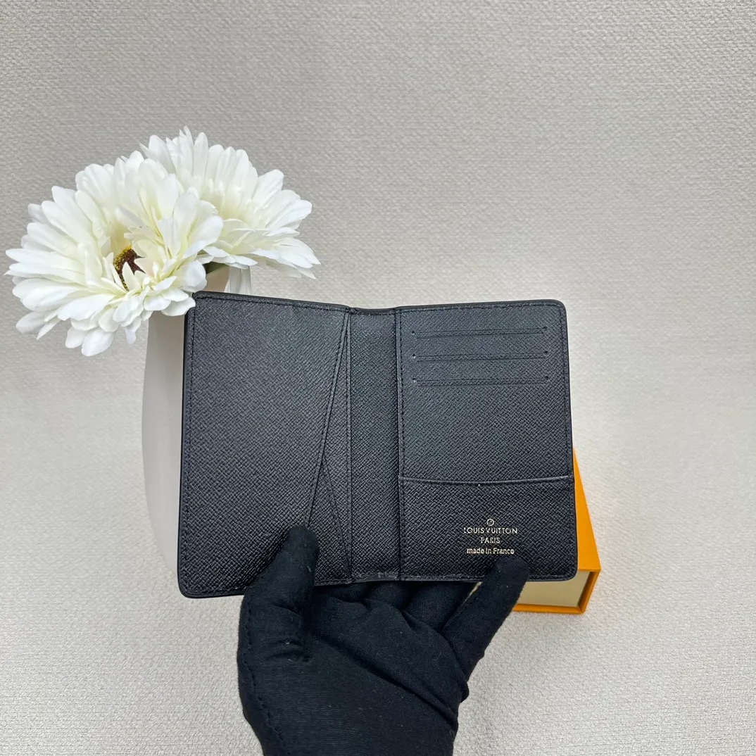 P70💰Top original version💎M63144 small card holder Louis vuitton This pocket leather wallet has seven compartments, which can hold credit cards, bus cards, business cards, and even city maps. Damier canvas, leather edge - two credit card compartments - four inner compartments - one outer compartment. Size: 7X11.