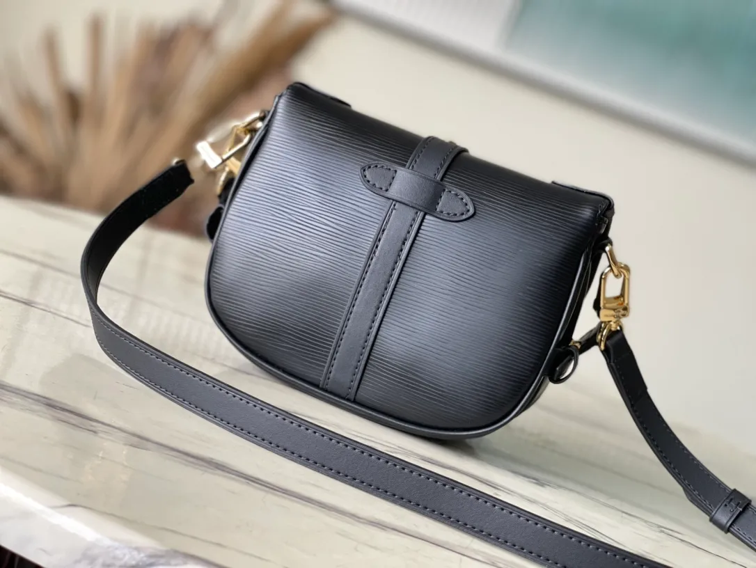 💰1200 (first-grain leather) top original order M23469 black water ripple series SAUMUR BB handbag The Saumur BB handbag uses new Epi leather to interpret the archive design, and is embellished with the LV Circle logo and exquisite buckle for the saddle bag configuration. The front magnetic closure adds a modern touch, and the detachable shoulder strap and handle allow for a variety of carrying options. Dimensions: 20.0 x 16.0 x 7.5 cm