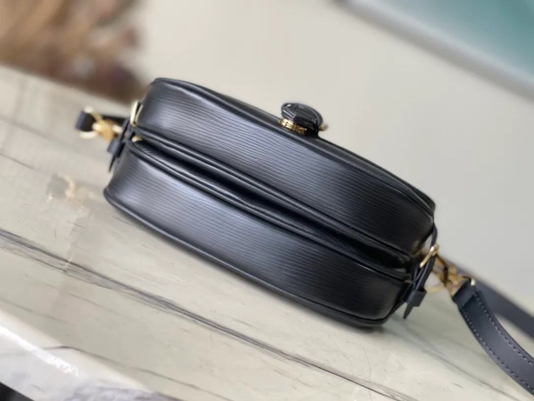 💰1200 (first-grain leather) top original order M23469 black water ripple series SAUMUR BB handbag The Saumur BB handbag uses new Epi leather to interpret the archive design, and is embellished with the LV Circle logo and exquisite buckle for the saddle bag configuration. The front magnetic closure adds a modern touch, and the detachable shoulder strap and handle allow for a variety of carrying options. Dimensions: 20.0 x 16.0 x 7.5 cm