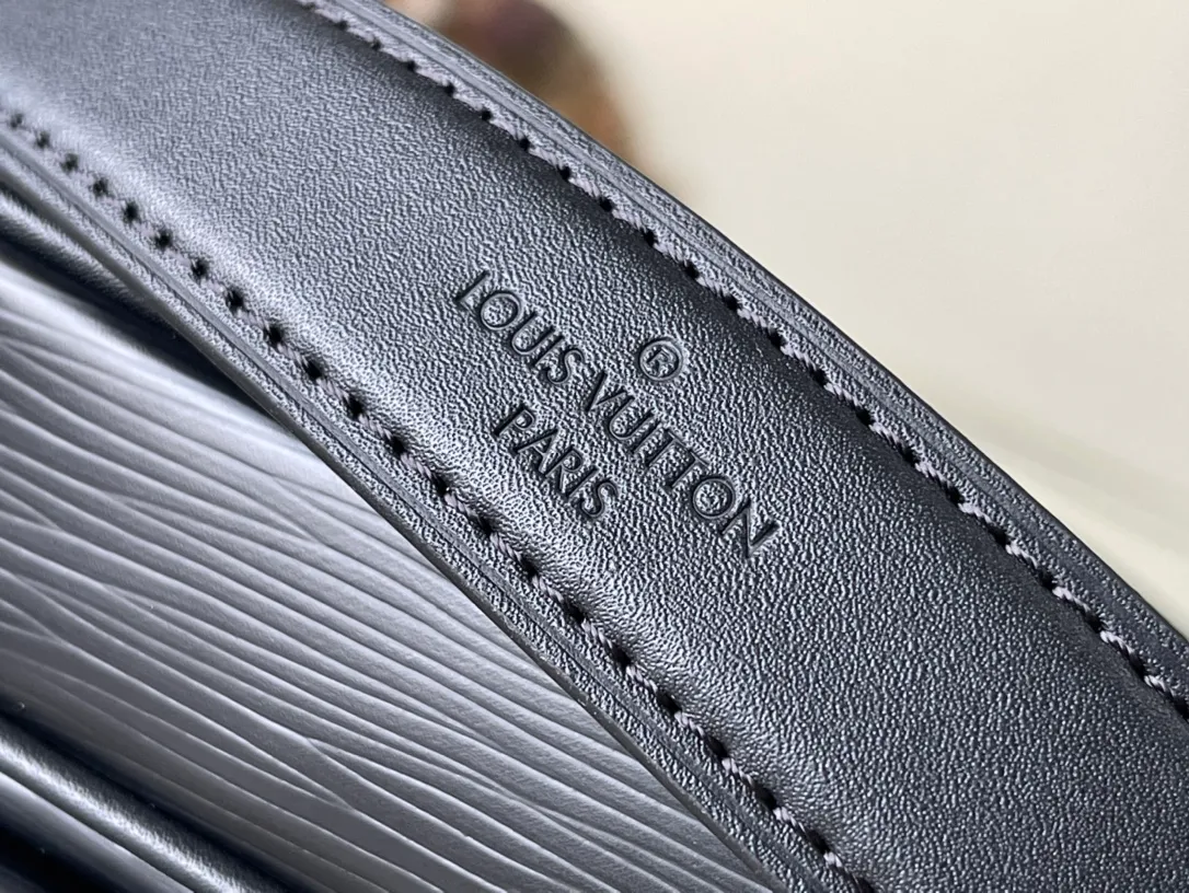 💰1200 (first-grain leather) top original order M23469 black water ripple series SAUMUR BB handbag The Saumur BB handbag uses new Epi leather to interpret the archive design, and is embellished with the LV Circle logo and exquisite buckle for the saddle bag configuration. The front magnetic closure adds a modern touch, and the detachable shoulder strap and handle allow for a variety of carrying options. Dimensions: 20.0 x 16.0 x 7.5 cm