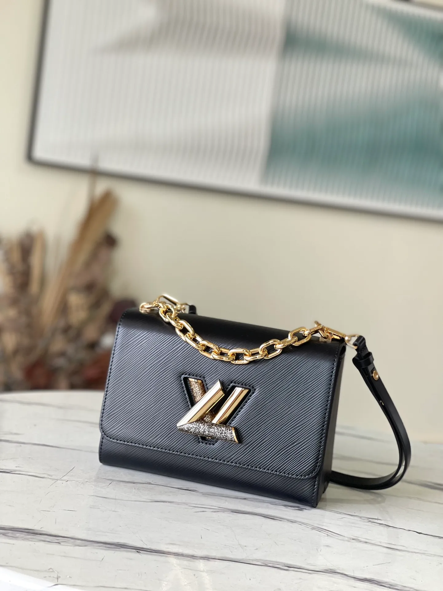💰1160 (top layer leather) top original M59033 black. This Twist medium handbag is made of Epi leather. The iconic LV Twist twist lock is constructed with moonstone, which is considered to protect the spirit and bring positive emotions. The moonstone is then used to highlight the sometimes clear and sometimes rich light and shadow changes of the moonstone. Dimensions: 23.0 x 17.0 x 9.5 cm (length x height x width)
