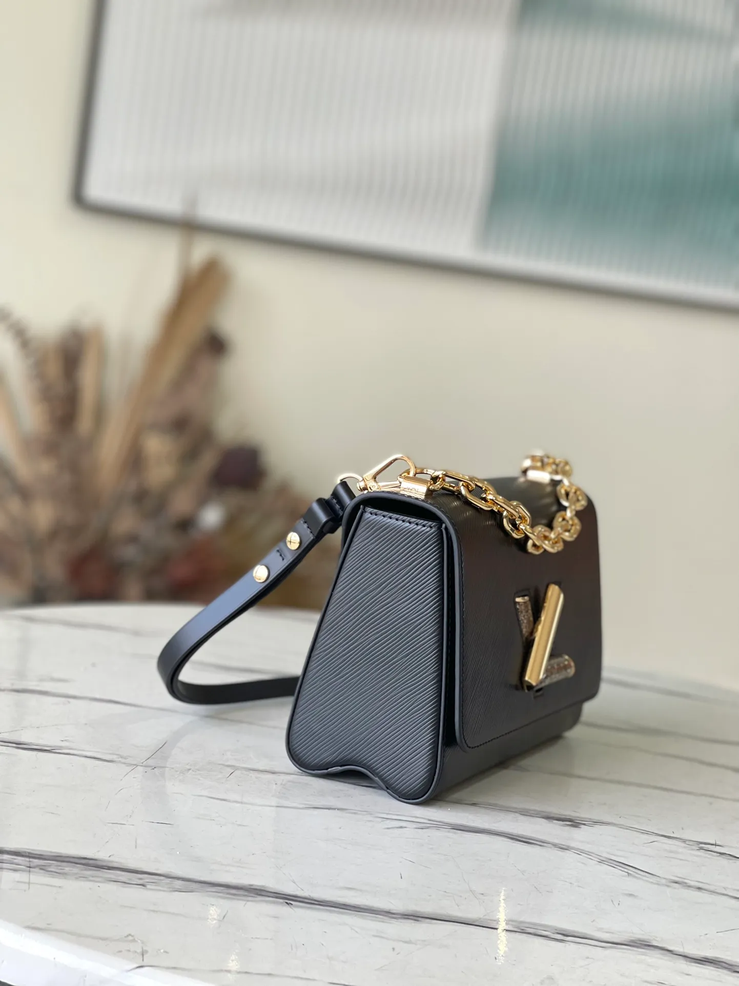 💰1160 (top layer leather) top original M59033 black. This Twist medium handbag is made of Epi leather. The iconic LV Twist twist lock is constructed with moonstone, which is considered to protect the spirit and bring positive emotions. The moonstone is then used to highlight the sometimes clear and sometimes rich light and shadow changes of the moonstone. Dimensions: 23.0 x 17.0 x 9.5 cm (length x height x width)