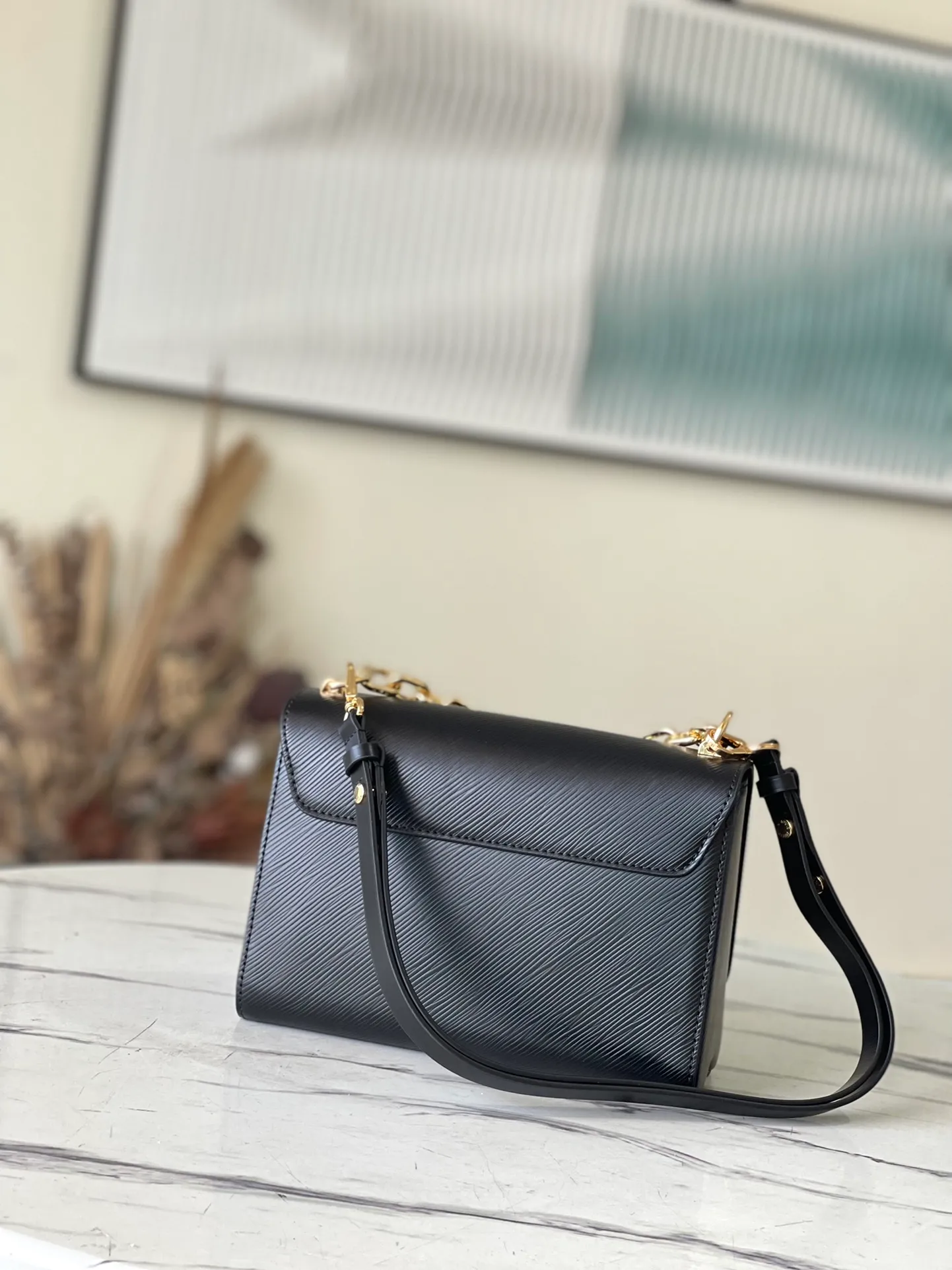 💰1160 (top layer leather) top original M59033 black. This Twist medium handbag is made of Epi leather. The iconic LV Twist twist lock is constructed with moonstone, which is considered to protect the spirit and bring positive emotions. The moonstone is then used to highlight the sometimes clear and sometimes rich light and shadow changes of the moonstone. Dimensions: 23.0 x 17.0 x 9.5 cm (length x height x width)