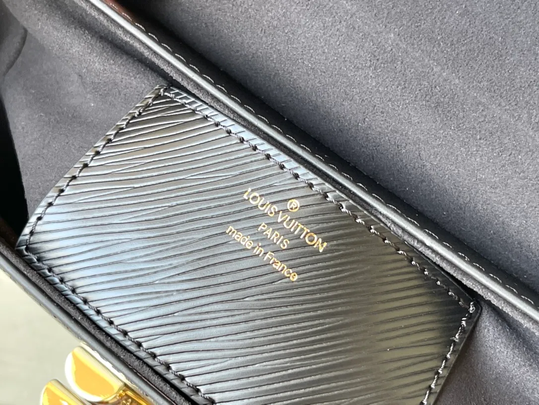 💰1160 (top layer leather) top original M59033 black. This Twist medium handbag is made of Epi leather. The iconic LV Twist twist lock is constructed with moonstone, which is considered to protect the spirit and bring positive emotions. The moonstone is then used to highlight the sometimes clear and sometimes rich light and shadow changes of the moonstone. Dimensions: 23.0 x 17.0 x 9.5 cm (length x height x width)