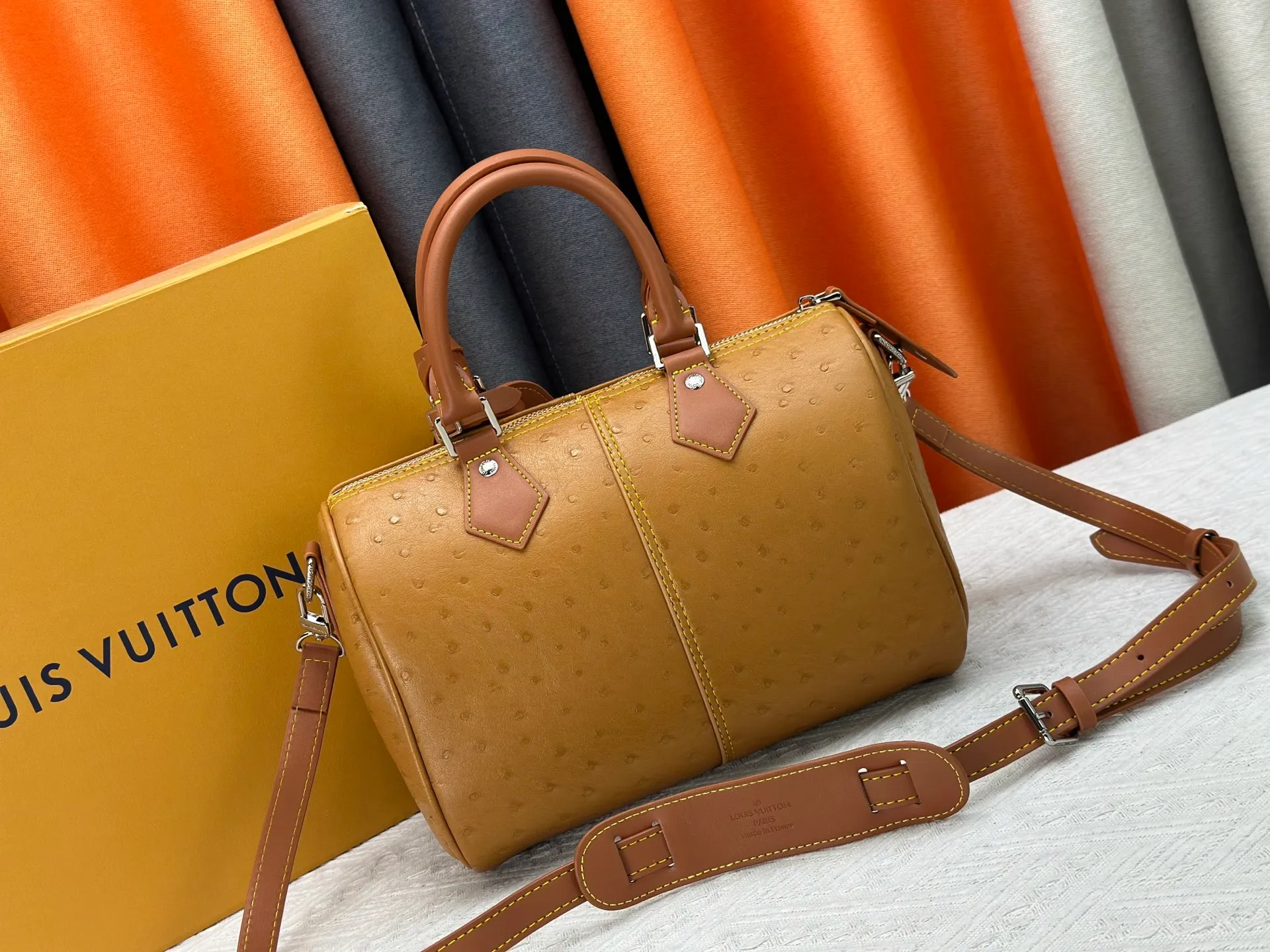 P300 Upgraded original M24420 M24441 M24424 This model has ostrich leather pattern. The Speedy Bandoulière 25 Monogram Leather handbag is made of soft cow leather and uses Monogram pattern to reproduce the elegant look and feel of canvas printing. Dazzling metal hardware, sheepskin lining and nameplate all reflect Creative Director Pharrell Williams' relentless attention to detail. 25x15x15cm (length x height x width)