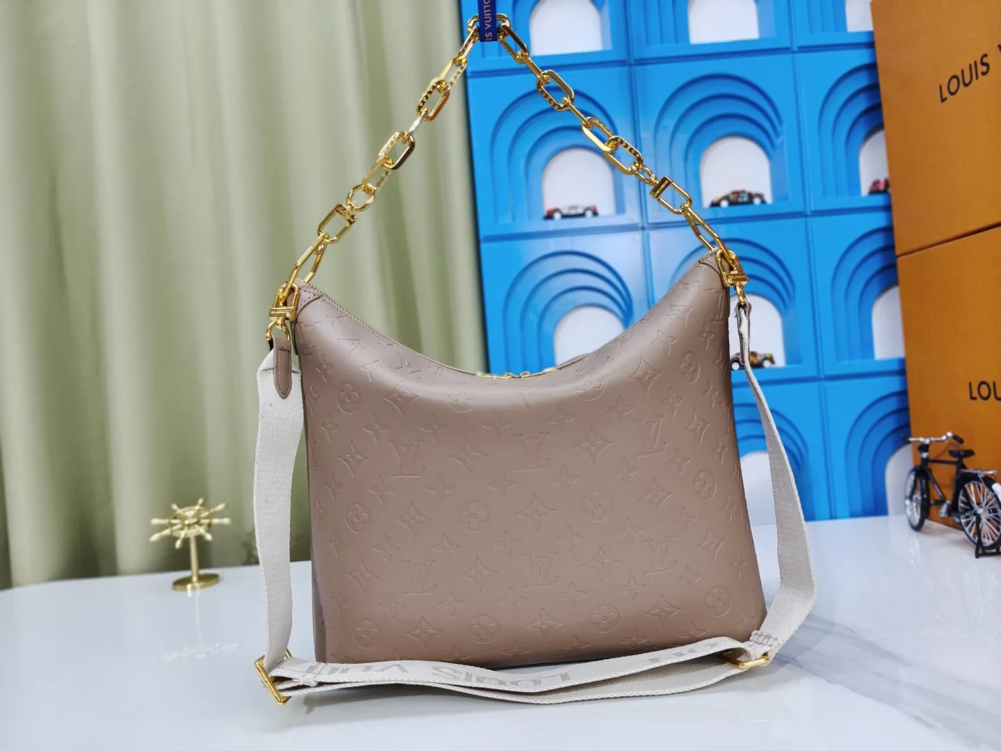 P260💰M12068 black M12072 brown M12071 apricot Louis Vuitton Lv Carryall new commuter bag is beautiful and practical. It can be worn as a crossbody or on one shoulder. The open zipper is very convenient for taking in and out of tablet computers. The design is smaller than Neverfull and has a linked shoulder strap. It is more playful than Graceful and has a complete upper body. It is the Lv family’s commuter bag with good looks.