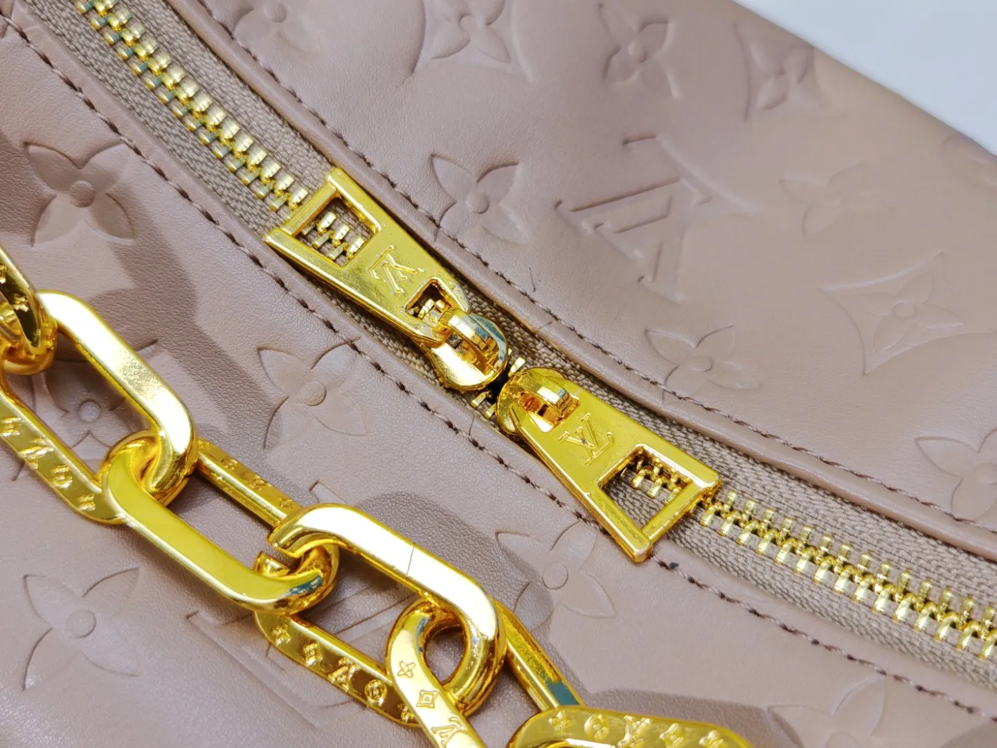 P260💰M12068 black M12072 brown M12071 apricot Louis Vuitton Lv Carryall new commuter bag is beautiful and practical. It can be worn as a crossbody or on one shoulder. The open zipper is very convenient for taking in and out of tablet computers. The design is smaller than Neverfull and has a linked shoulder strap. It is more playful than Graceful and has a complete upper body. It is the Lv family’s commuter bag with good looks.
