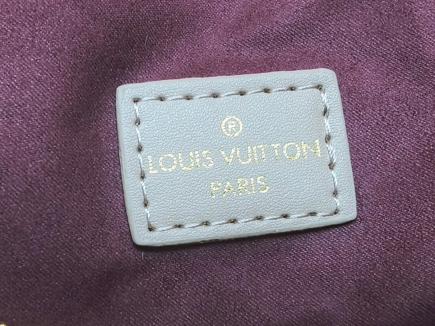 P260💰M12068 black M12072 brown M12071 apricot Louis Vuitton Lv Carryall new commuter bag is beautiful and practical. It can be worn as a crossbody or on one shoulder. The open zipper is very convenient for taking in and out of tablet computers. The design is smaller than Neverfull and has a linked shoulder strap. It is more playful than Graceful and has a complete upper body. It is the Lv family’s commuter bag with good looks.