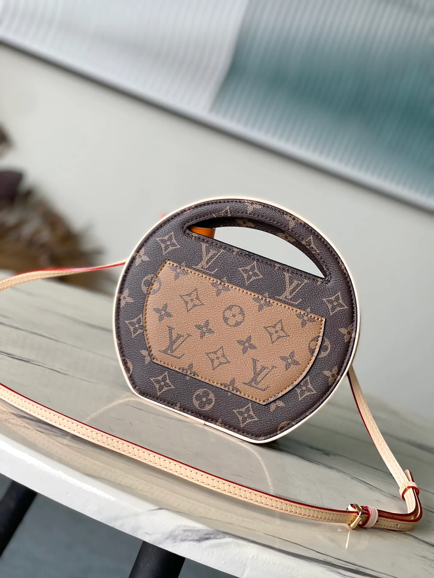💰940 Top Original Order M47117 This Around Me handbag is made of Monogram coated canvas, interpreting the inspiration of the brand's LV Circle logo. The logo was created in the 1920s and is active in Louis Vuitton stores and advertising. This round handbag debuts on the 2024 spring and summer show. It uses an integrated hand bridge to create a simple and elegant appearance, and its exquisite configuration releases a trendy style. Dimensions: 22.5 × 21 × 7 cm