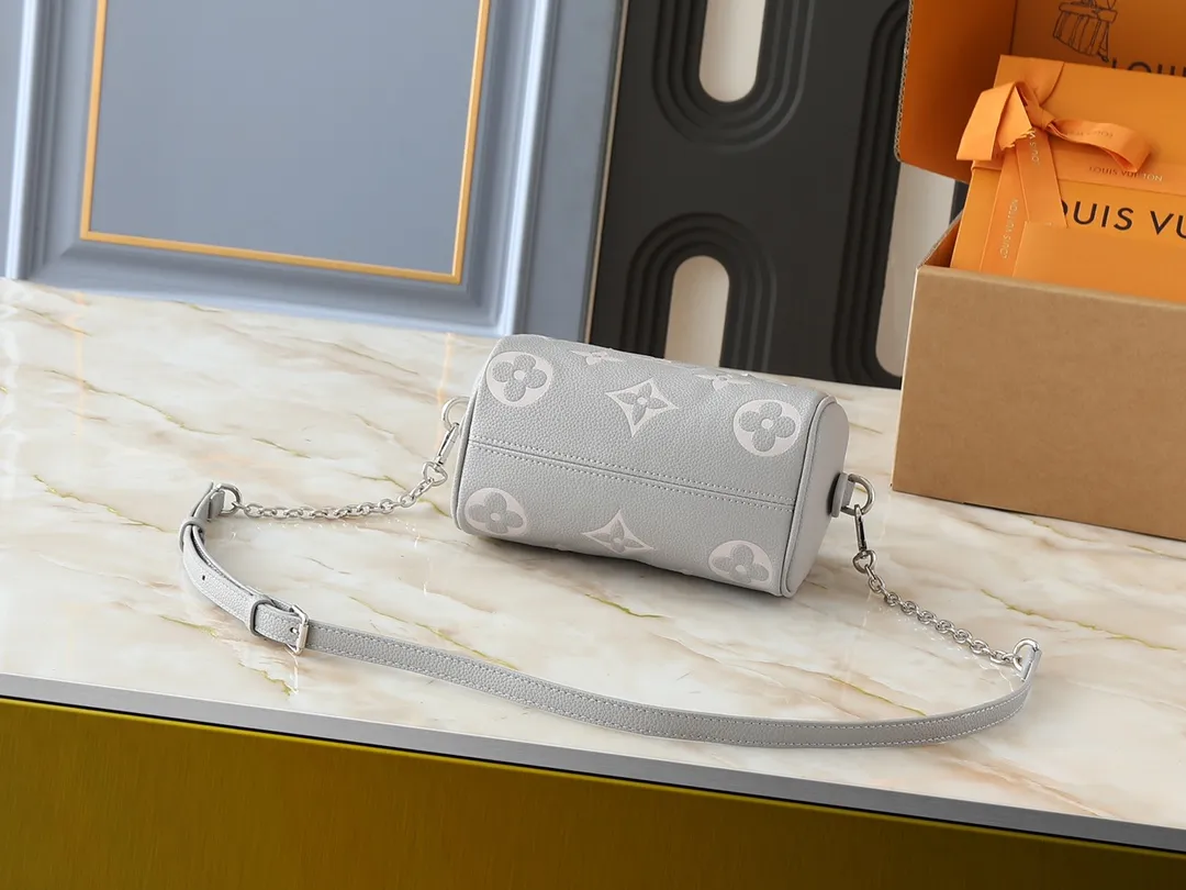 💰240💰Upgraded original version M12713 M58953 M46875 Milk tea color M46883 White with blue M46518 Pink M46517 blue M46575 top original model Speedy Bandoulière 20 handbag from the new Dégradé series, Monogram Empreinte The embossed leather body comes in a variety of colors, adding a pop of color to seasonal outfits. The rolled Toron handle and adjustable shoulder strap allow you to switch between elbow and shoulder straps, making it a perfect companion for urban life and summer parties. 20.5 x 13.5 x 12.0 cm (length x height x width)