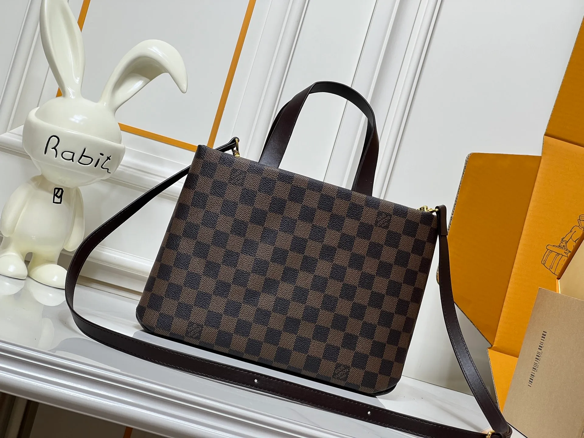 Batch 260💰M13940 Brown Grain Gradient Pink Gradient Blue Khaki Colored Plaid Black Plaid Presbyopia Orange Black Green Pink PHARREL and NIGO collection’s joint series Top original order This Shopper medium handbag draws inspiration from Louis Vuitton shopping bags, with the words Louis Vuitton and Maison Fondée En 1854 written on soft cow leather, with top handles and detachable shoulder straps. 25x19x11 • Cow leather • Cow leather trim • Textile lining • Metal hardware • Musketon closure • Main compartment • Zip pocket • Double patch pockets • Handles: Double handle