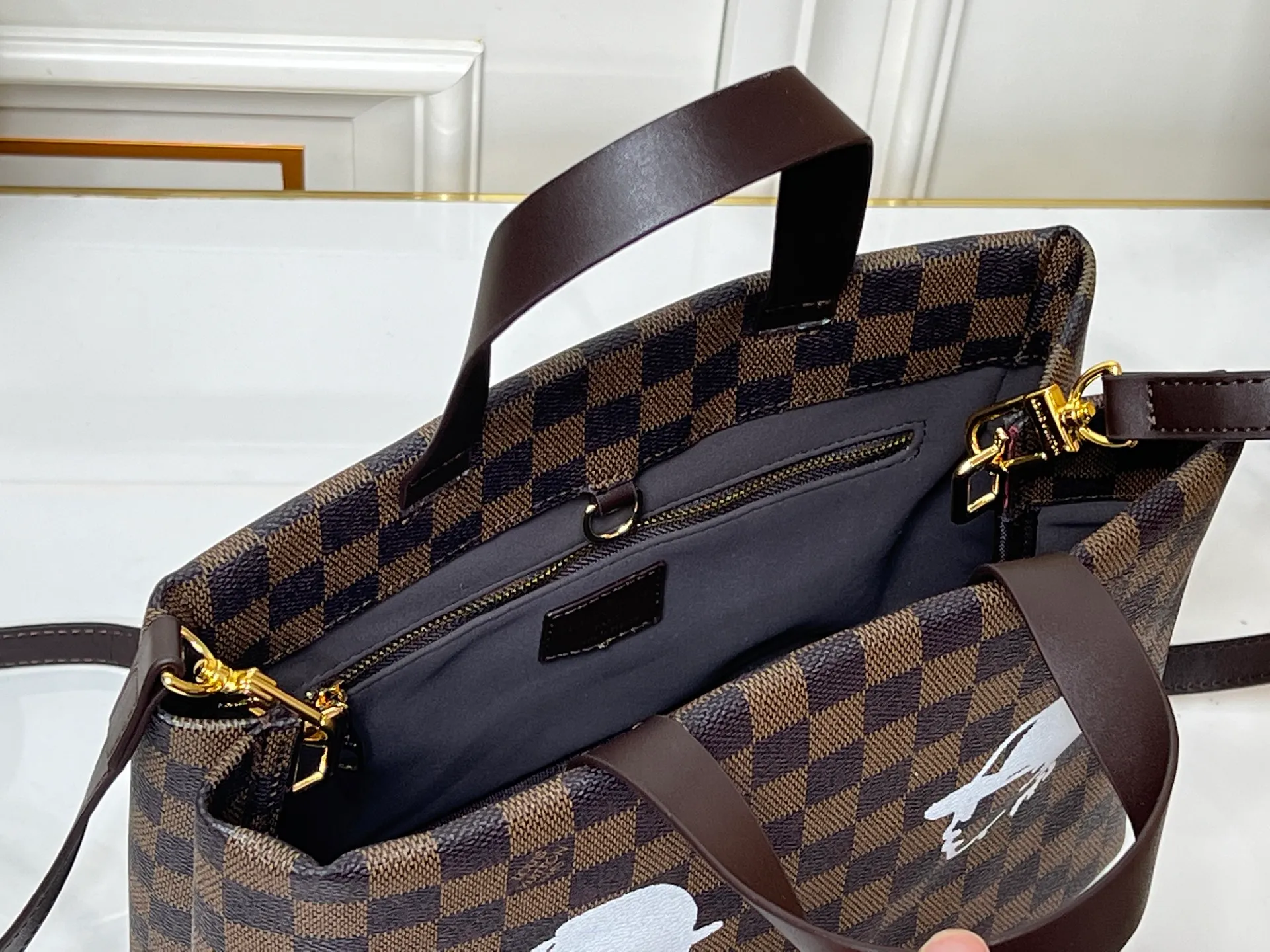 Batch 260💰M13940 Brown Grain Gradient Pink Gradient Blue Khaki Colored Plaid Black Plaid Presbyopia Orange Black Green Pink PHARREL and NIGO collection’s joint series Top original order This Shopper medium handbag draws inspiration from Louis Vuitton shopping bags, with the words Louis Vuitton and Maison Fondée En 1854 written on soft cow leather, with top handles and detachable shoulder straps. 25x19x11 • Cow leather • Cow leather trim • Textile lining • Metal hardware • Musketon closure • Main compartment • Zip pocket • Double patch pockets • Handles: Double handle