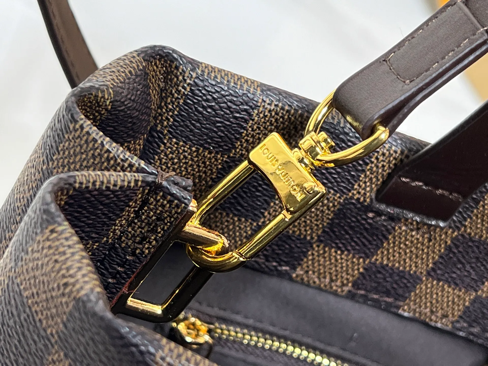 Batch 260💰M13940 Brown Grain Gradient Pink Gradient Blue Khaki Colored Plaid Black Plaid Presbyopia Orange Black Green Pink PHARREL and NIGO collection’s joint series Top original order This Shopper medium handbag draws inspiration from Louis Vuitton shopping bags, with the words Louis Vuitton and Maison Fondée En 1854 written on soft cow leather, with top handles and detachable shoulder straps. 25x19x11 • Cow leather • Cow leather trim • Textile lining • Metal hardware • Musketon closure • Main compartment • Zip pocket • Double patch pockets • Handles: Double handle